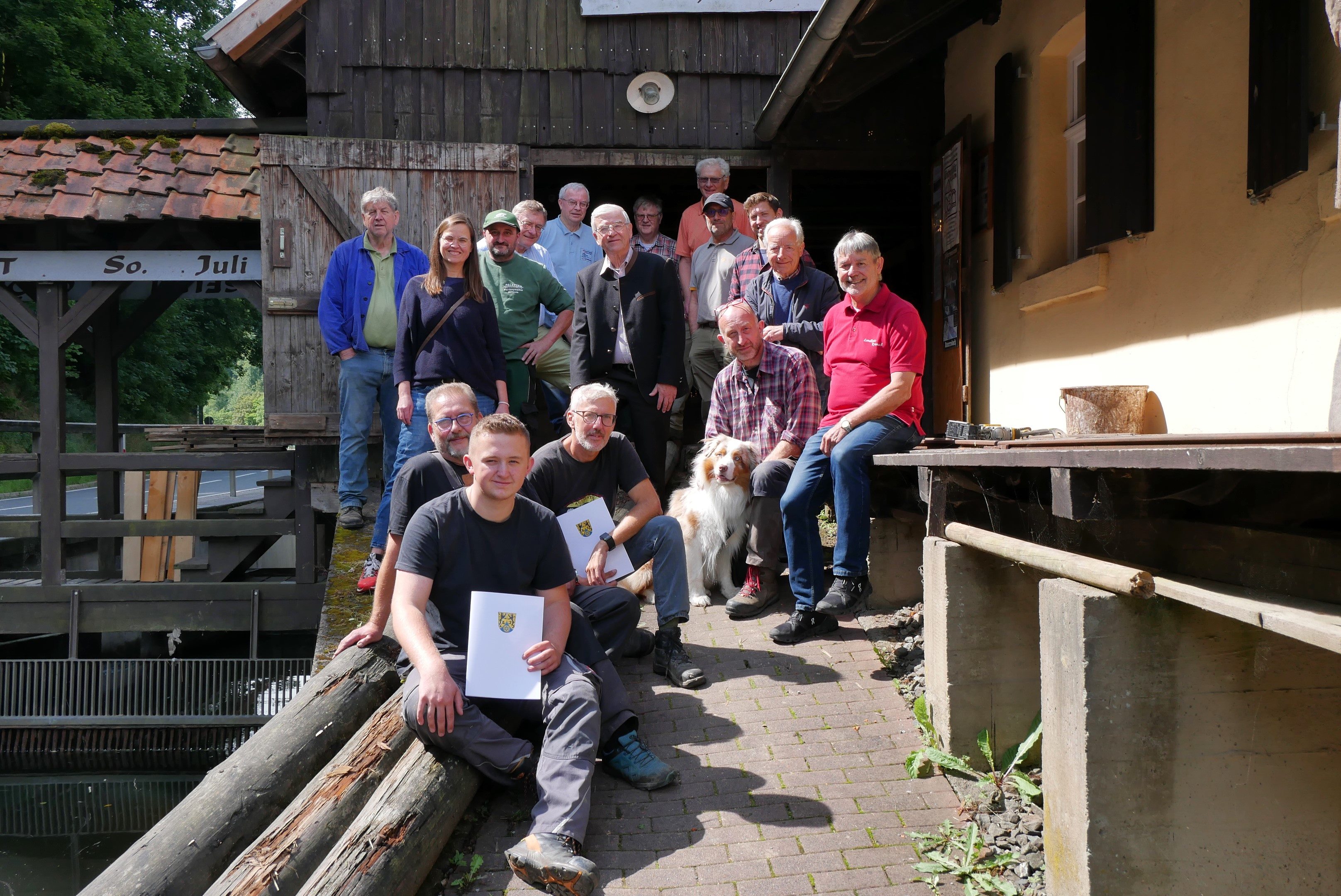 Es geht weiter an der Teichmühle – die neuen Schneidmüller (vorne von li.) Max Smettane, Manfred Reimann, Helmut Schwegler und Martin Unglaub, Es fehlt Heiko Stumpf. Sie sind stolz zus. mit Hans Götz (hi. li.) und Gerhard Wunder (re). Leider haben wir keinen Alternativtext zu diesem Bild, aber wir arbeiten daran.