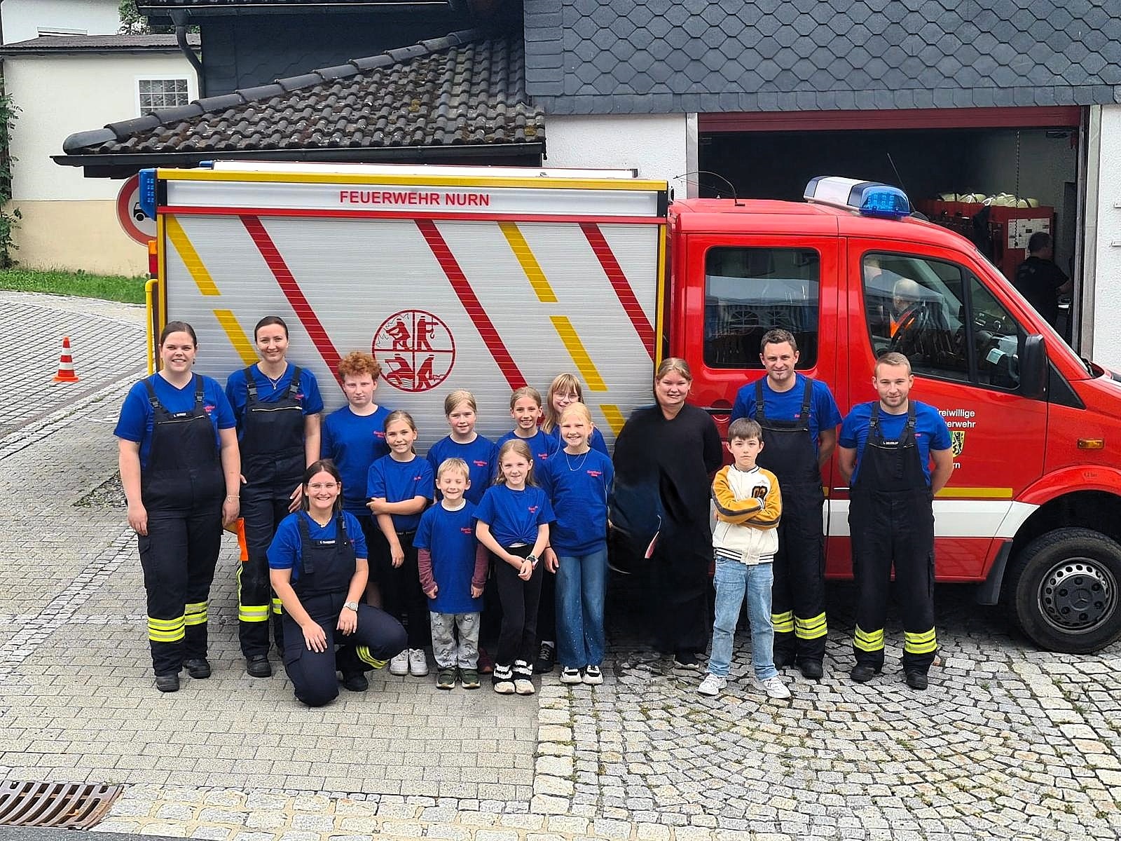 Die frischgebackenen Kinderfeuerwehrler aus Nurn zusammen mit ihren Betreuern (von links) Lea Burger, , Katharina Pensel, Celine Schneider, Patrick Kotschenreuther und Lukas Deuerling. Foto: FF Nurn Leider haben wir keinen Alternativtext zu diesem Bild, aber wir arbeiten daran.