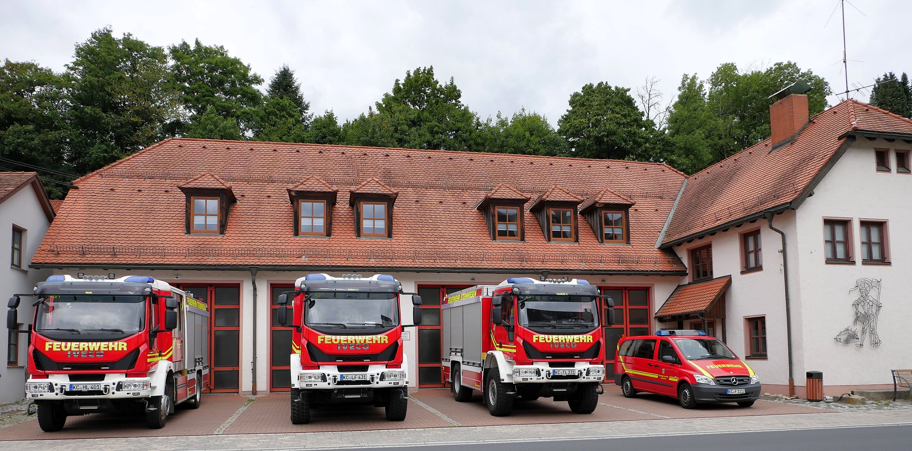 Der Fahrzeugpark der FF Steinwiesen vor dem Feuerwehrgerätehaus. (Foto: Susanne Deuerling)
