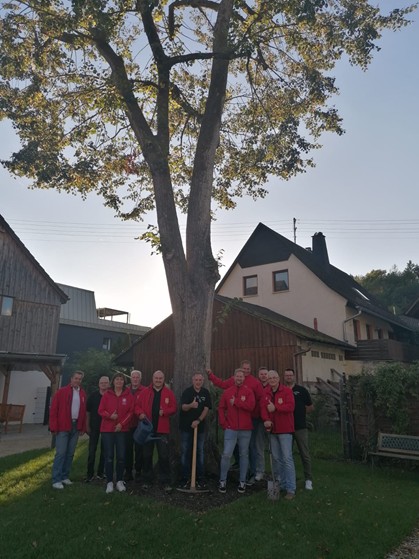 Der Elferrat Steinwiesen stellt sich der Baum - pflanz - Challenge im Postgarten.