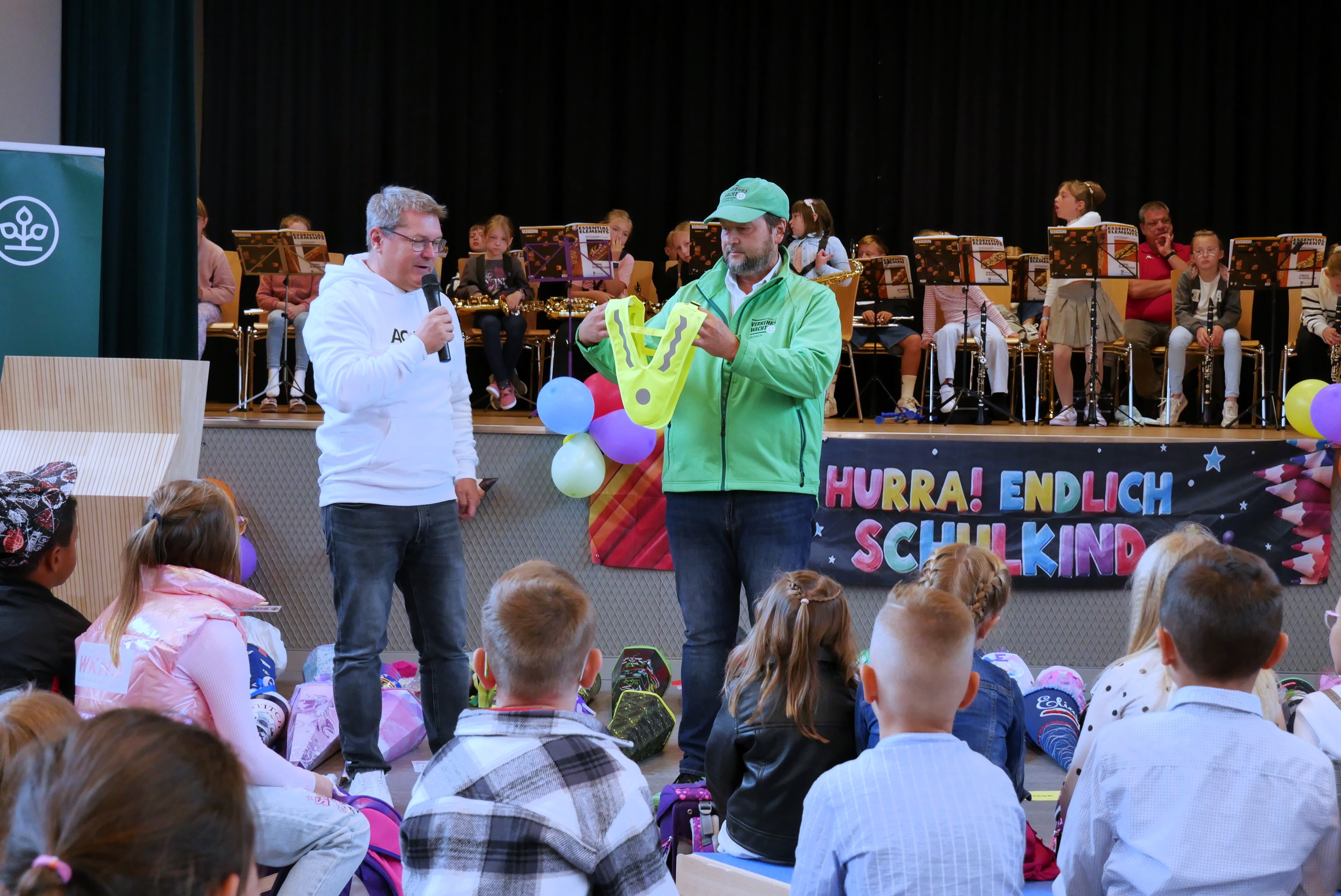 Oliver Skall von der AOK (li.) und Thomas Baier von der Kreisverkehrswacht teilten die reflektierenden Dreiecksüberwürfe an die 50 ABC-Schützen aus. (Fotos: Susanne Deuerling)