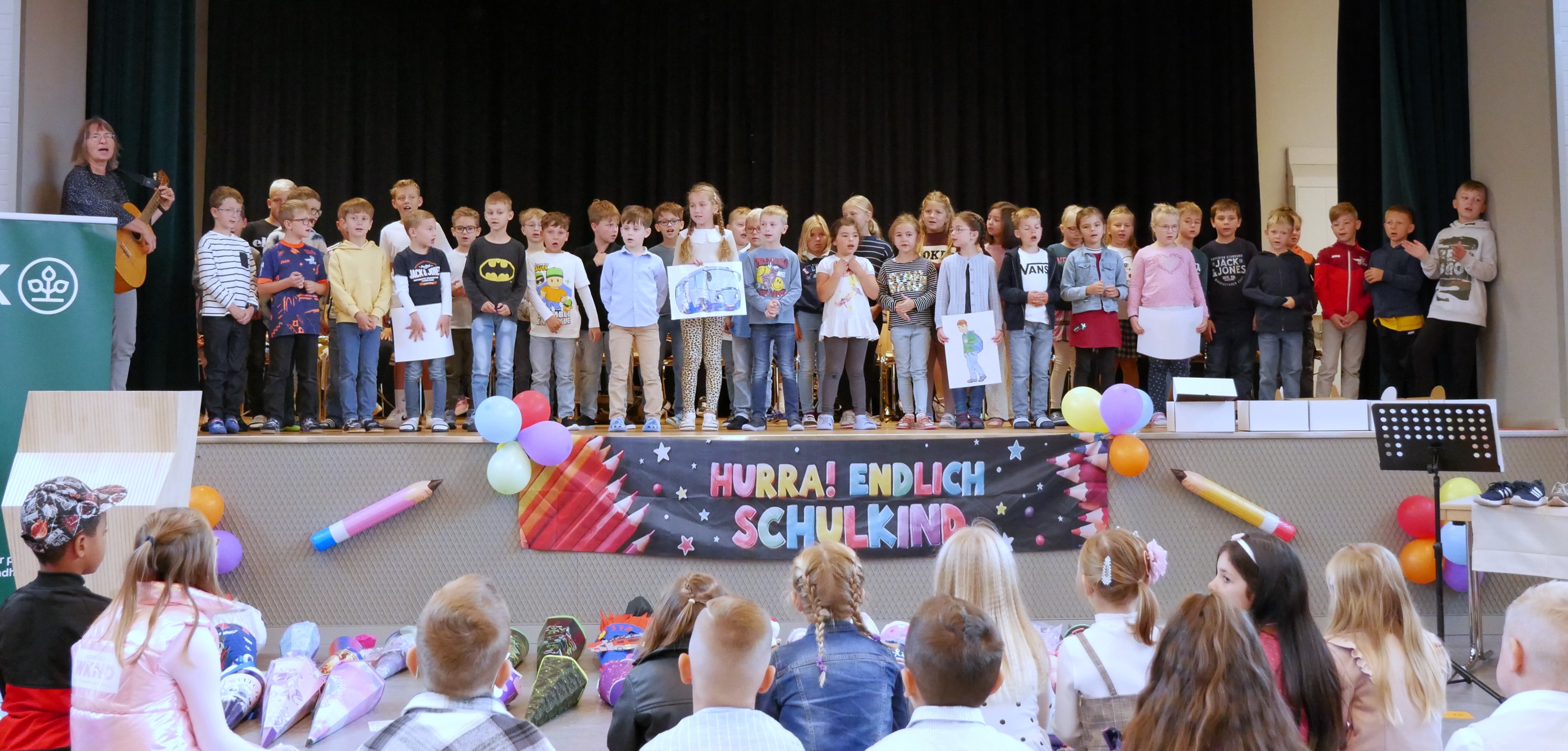 Zusammen mit Lehrerin Ute Kastner sangen die Kinder das Lied „Gleich geht die Schule los“.