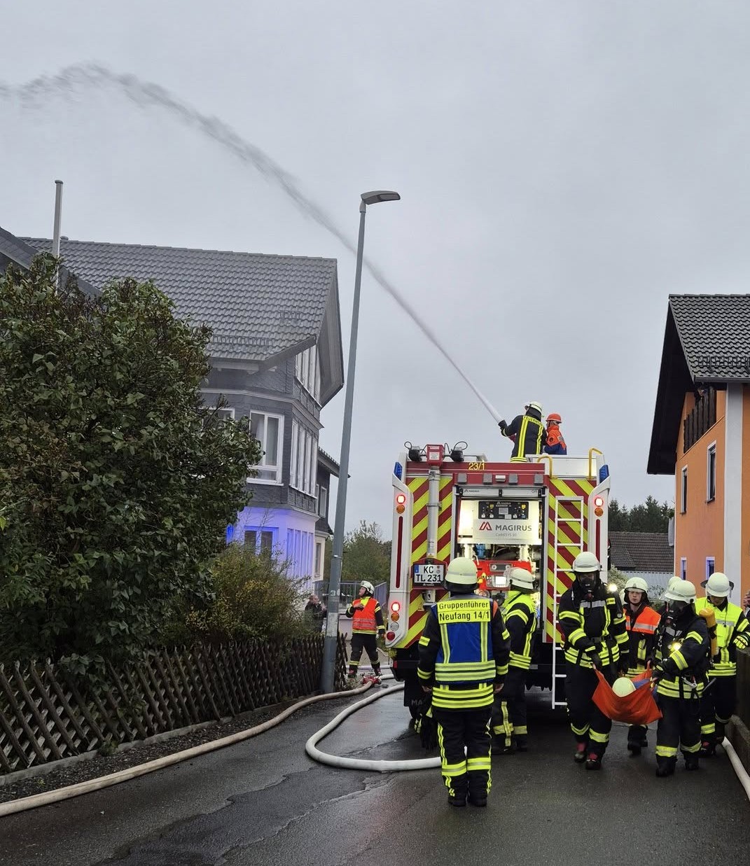 Der Wasserwerfer des neuen Tanklöschfahrzeuges kam auch zum Einsatz.