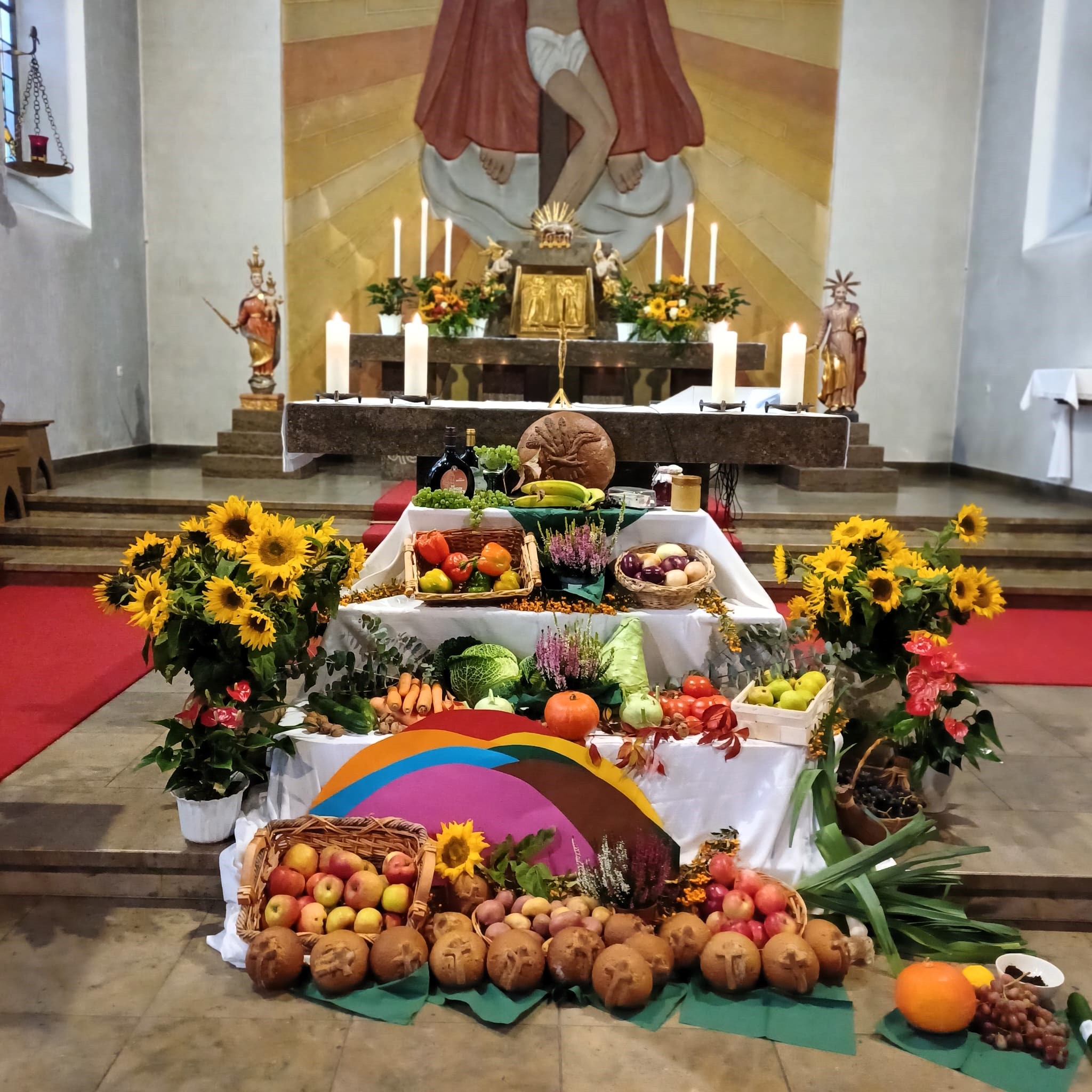 Schön geschmückt mit all den Gaben, die Gott schenkt, zeigt sich er Erntedankaltar in der St. Michaels Kirche in Nurn. (Foto: Deuerling)