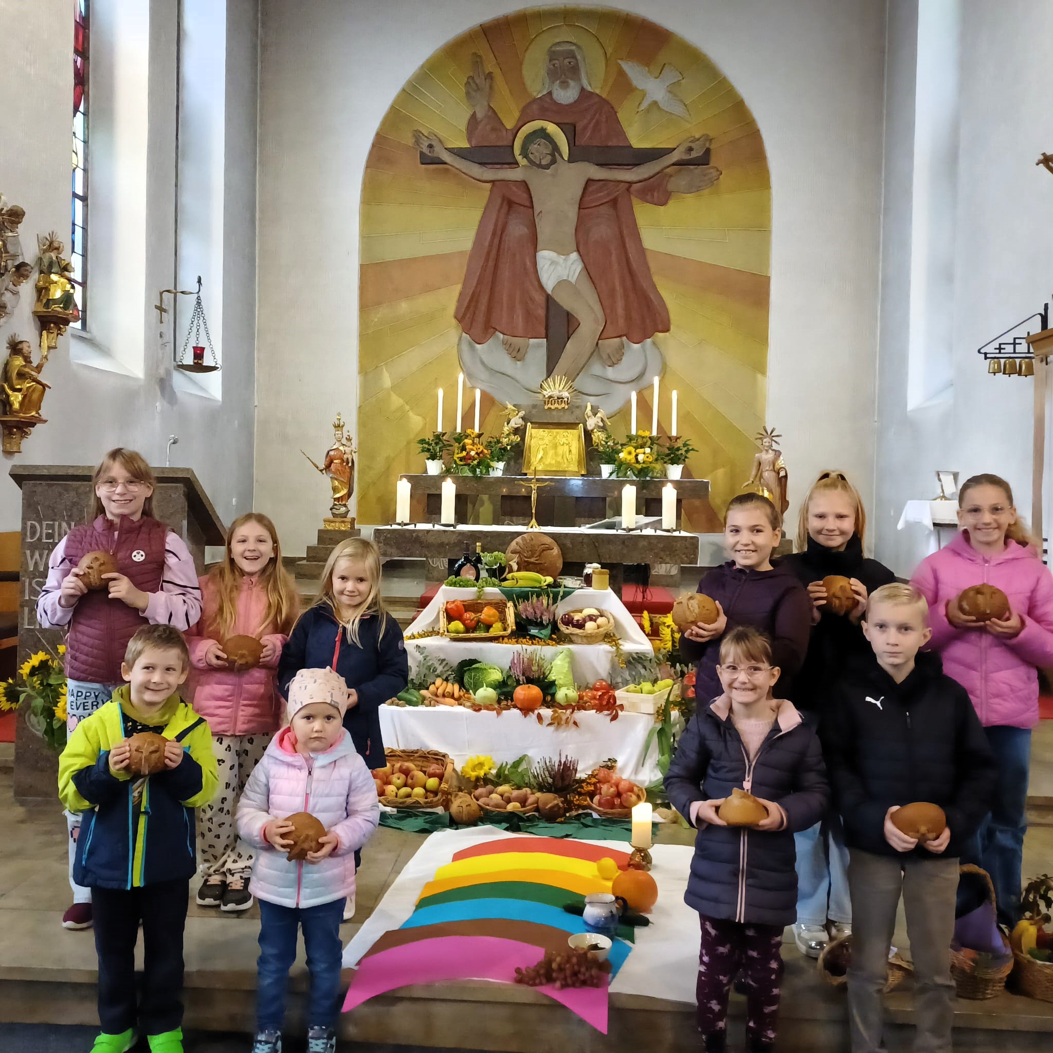 Erntedankbrote gab es für die Kinder in der St. Michaels Kirche in Nurn. (Foto: Deuerling)