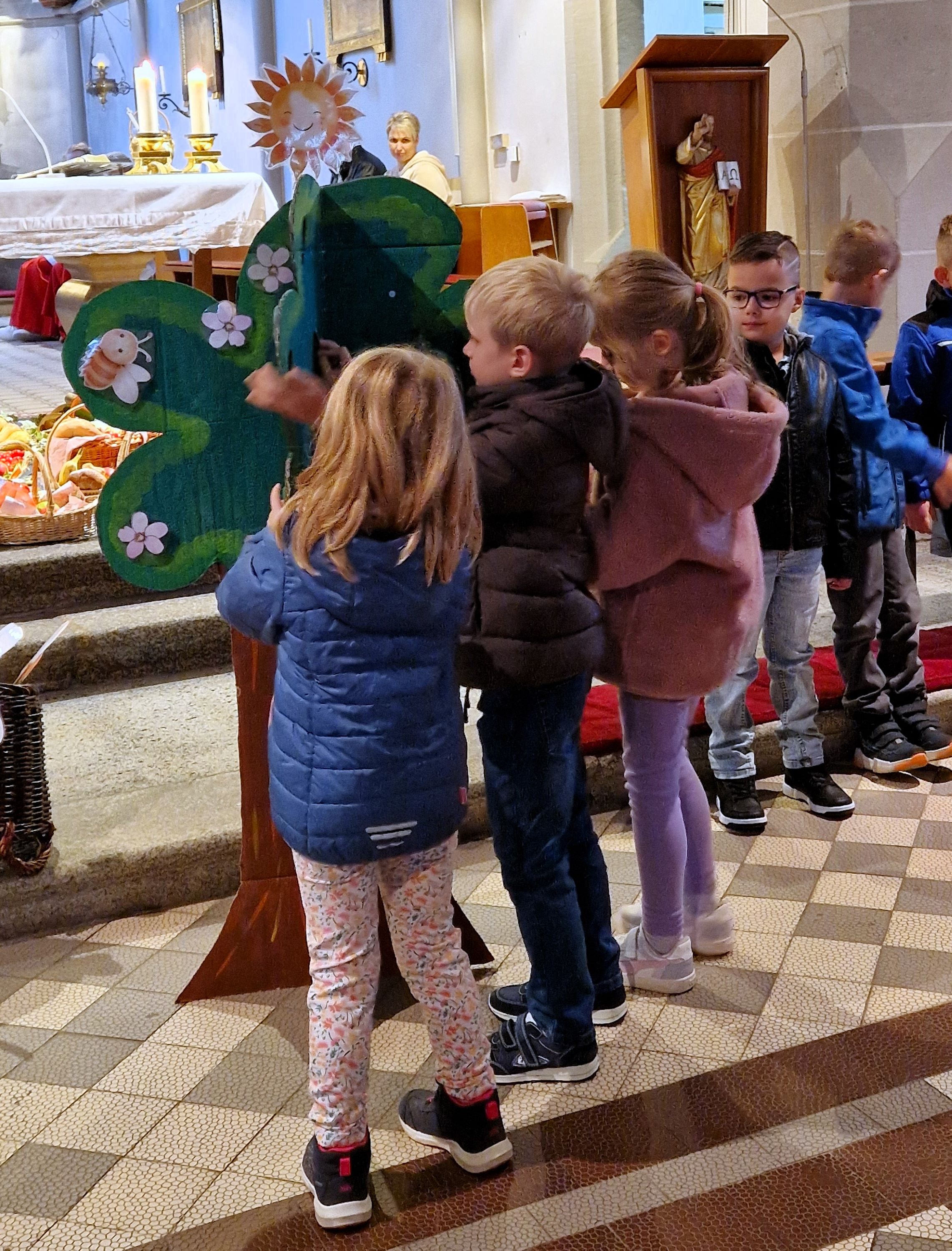 Anschaulich erklären die Kinder wie ein Apfel am Baum wächst, hier bestäuben gerade die Hummeln die Blüten (Foto: S. Deuerling)