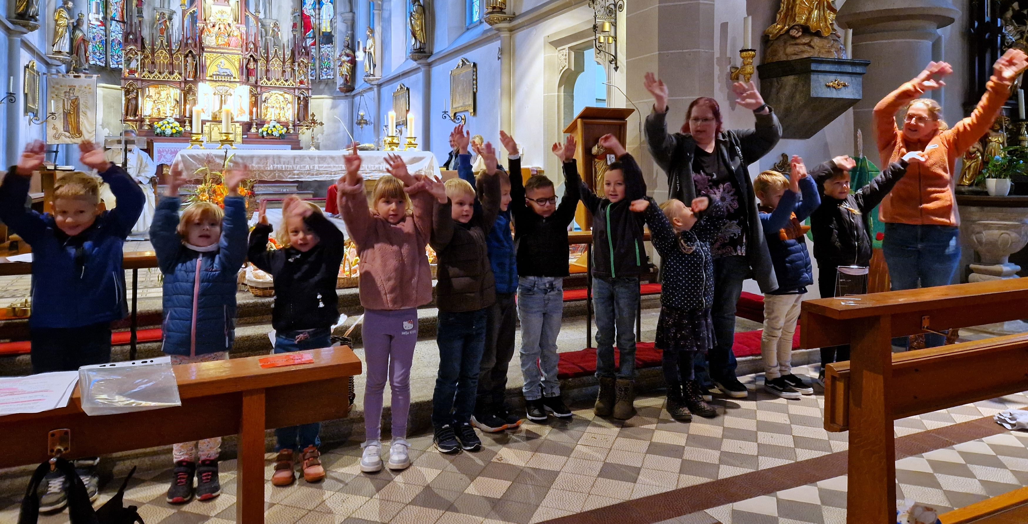 „Stark  wie ein Baum“ – die Vorschulkinder sind beim Singen voll dabei (Foto: S. Deuerling)