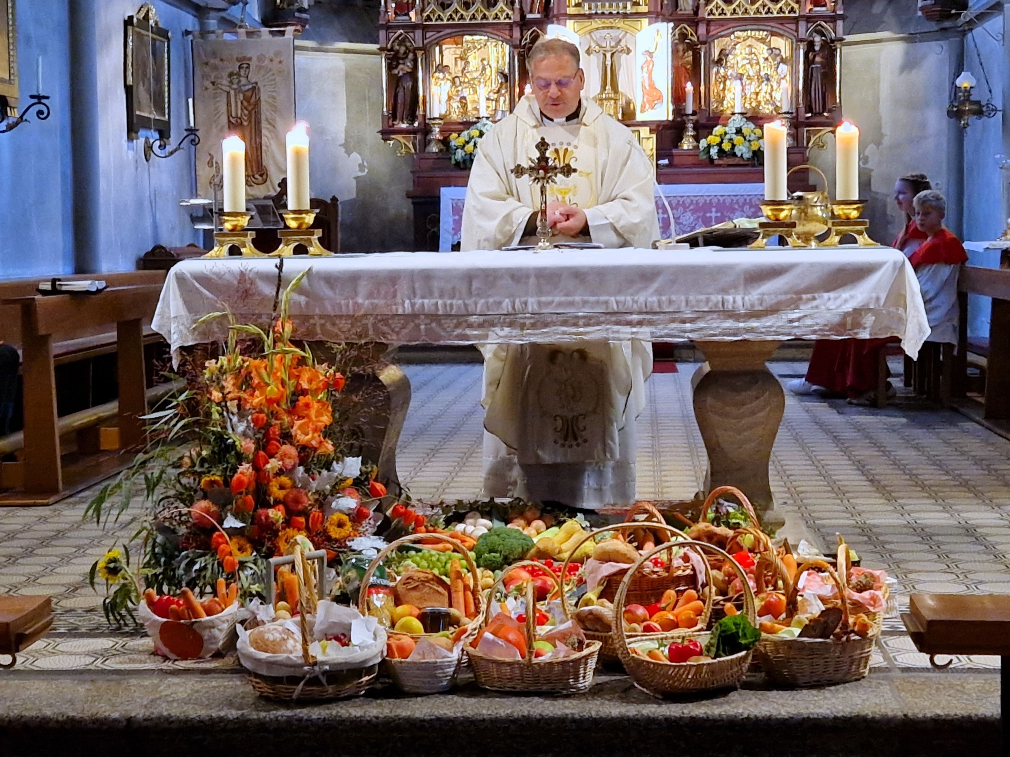 Pfarrer Richard Reis und der schön geschmückte Erntedankaltar in Steinwiesen (Foto: S. Deuerling)