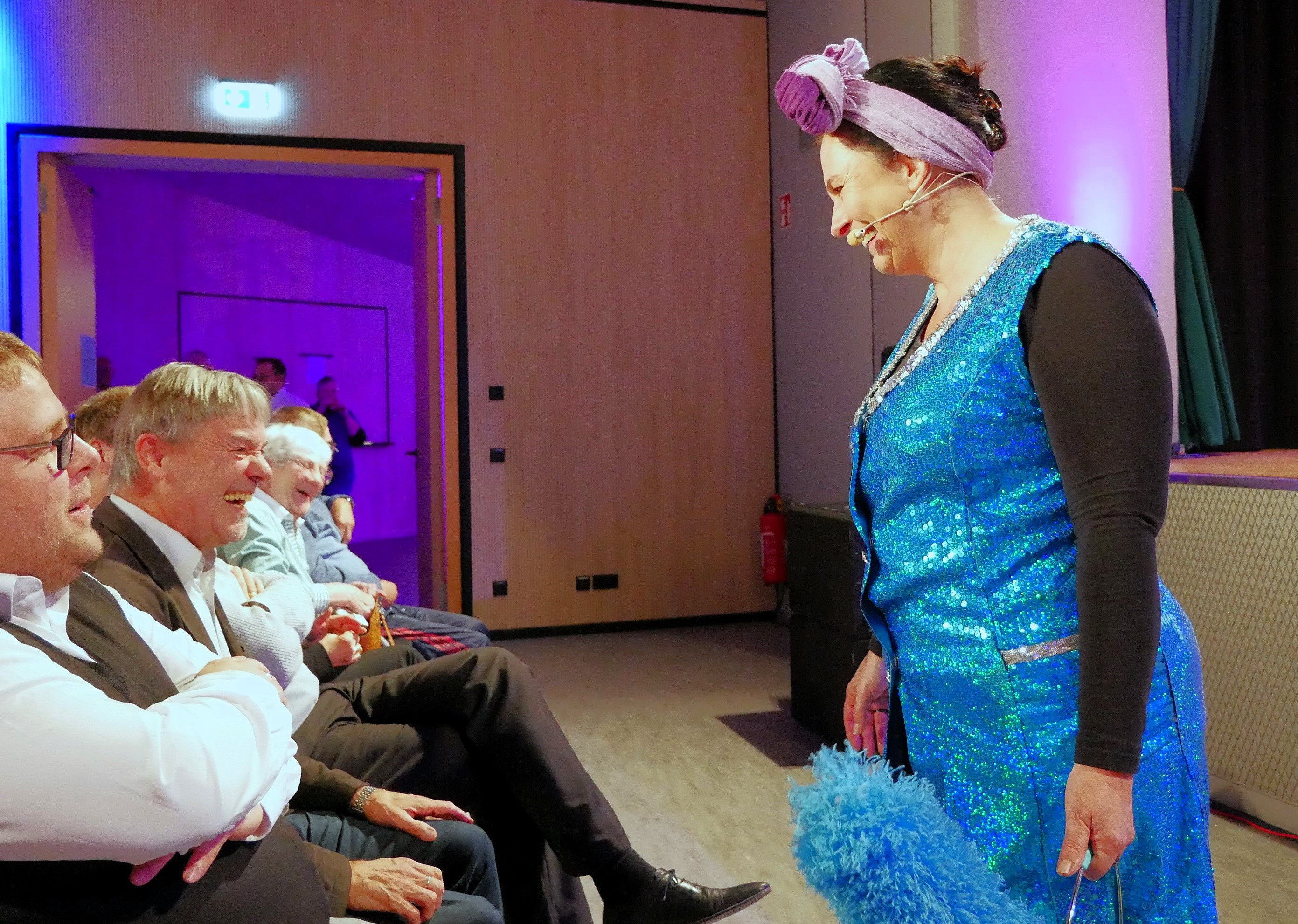 Ideen zur Verbesserung der Halle gab Ines Procter an Steinwiesens Bürgermeister Gerhard Wunder (2.v.li) weiter. (Fotos: Susanne Deuerling)