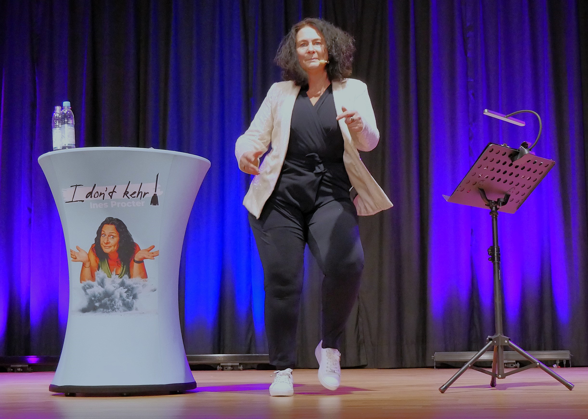 Temperamentvoll auf der Bühne – Ines Procter mal ohne Putzfraa-Outfit.