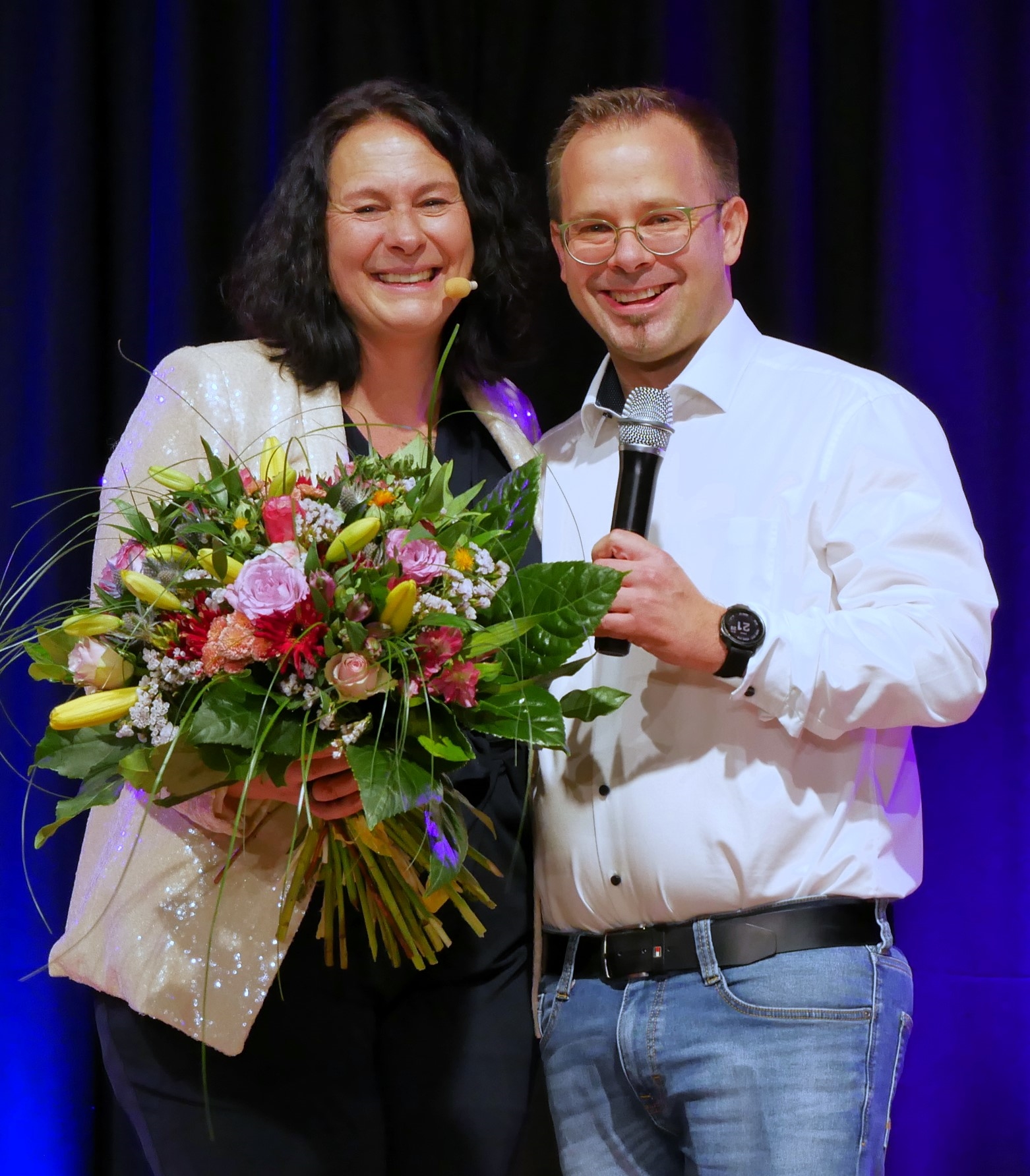 Ein toller Abend endete mit einem bunten Blumenstrauß – Ines Procter und der Vorsitzende der Faschingsgesellschaft Steinwiesen, Sven Schuster.