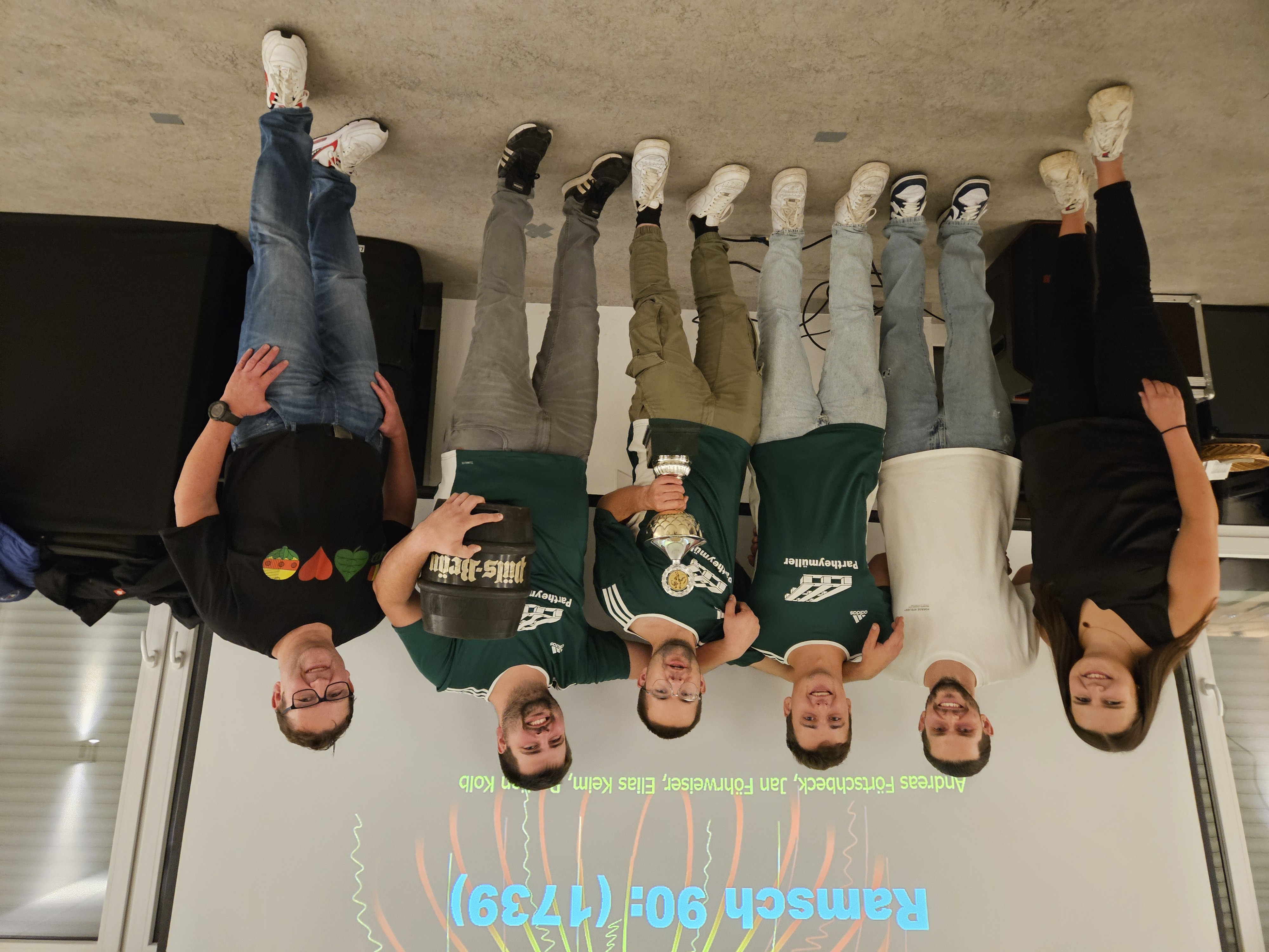 Sieger beim Bierkopfturnier in Neufang wurde der Stammtisch Ramsch. Das Foto zeigt das siegreiche Team sowie Organisator Daniel Keim (rechts) und seine Helfer. Foto: Ewald Rehm