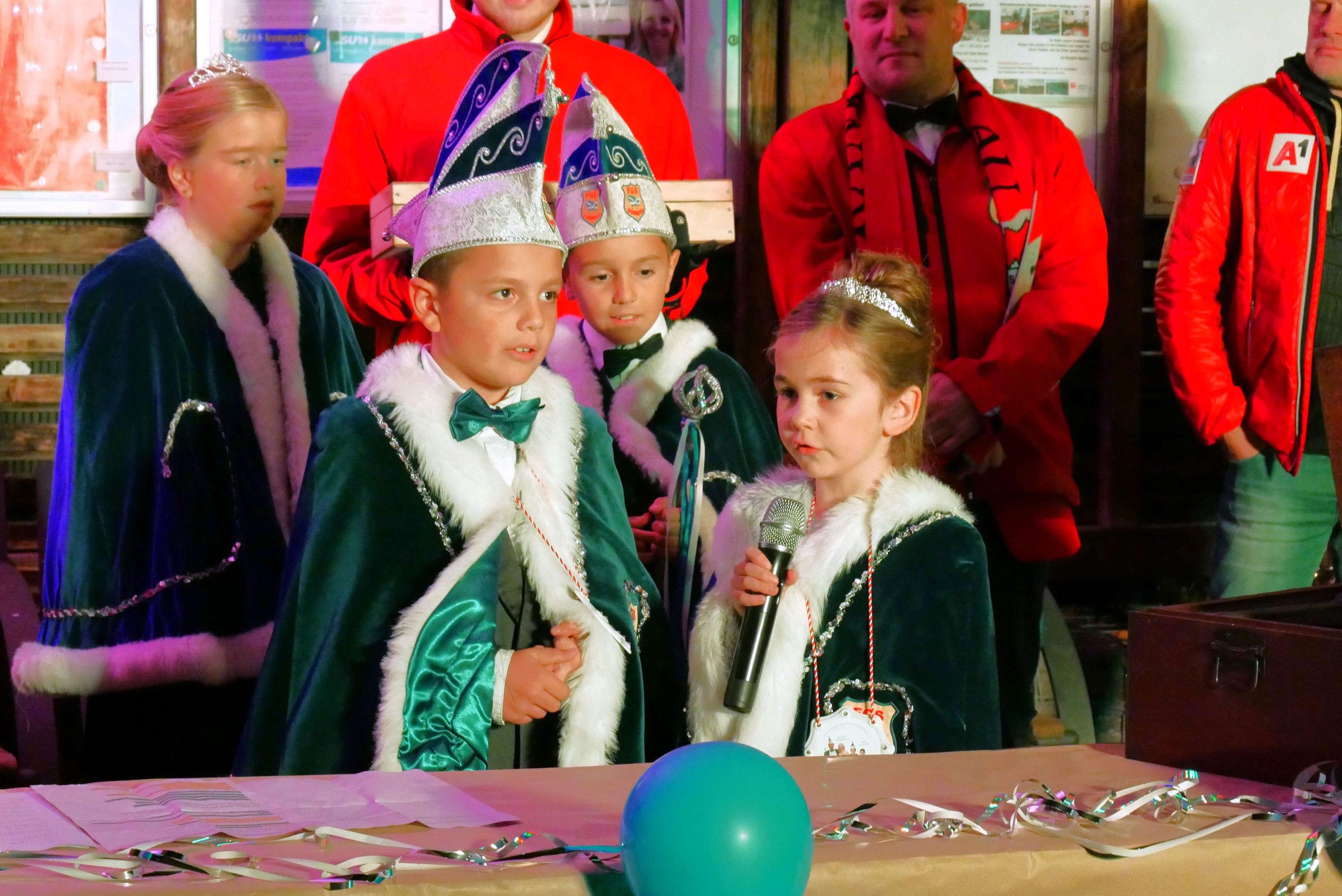 Das neue Kinderprinzenpaar Prinz Toni I. und Prinzessin Anna III. (vorne) bei ihrer Antrittsrede. (Foto: S. Deuerling)