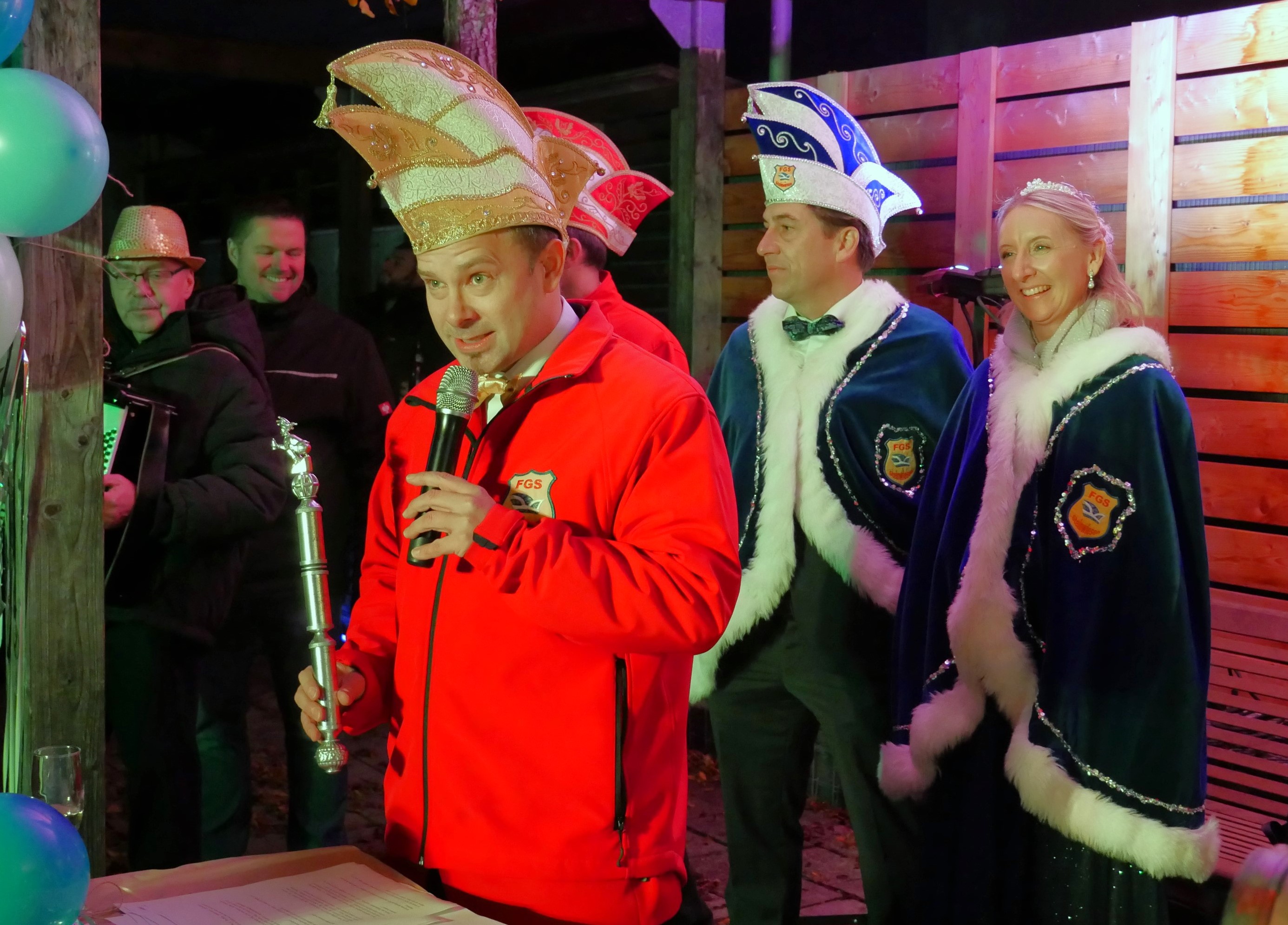 Präsident Sven Schuster präsentiert das neue Prinzenzepter mit dem ,,heiligen Leitenscheißer auf der Spitze (Foto: S. Deuerling)