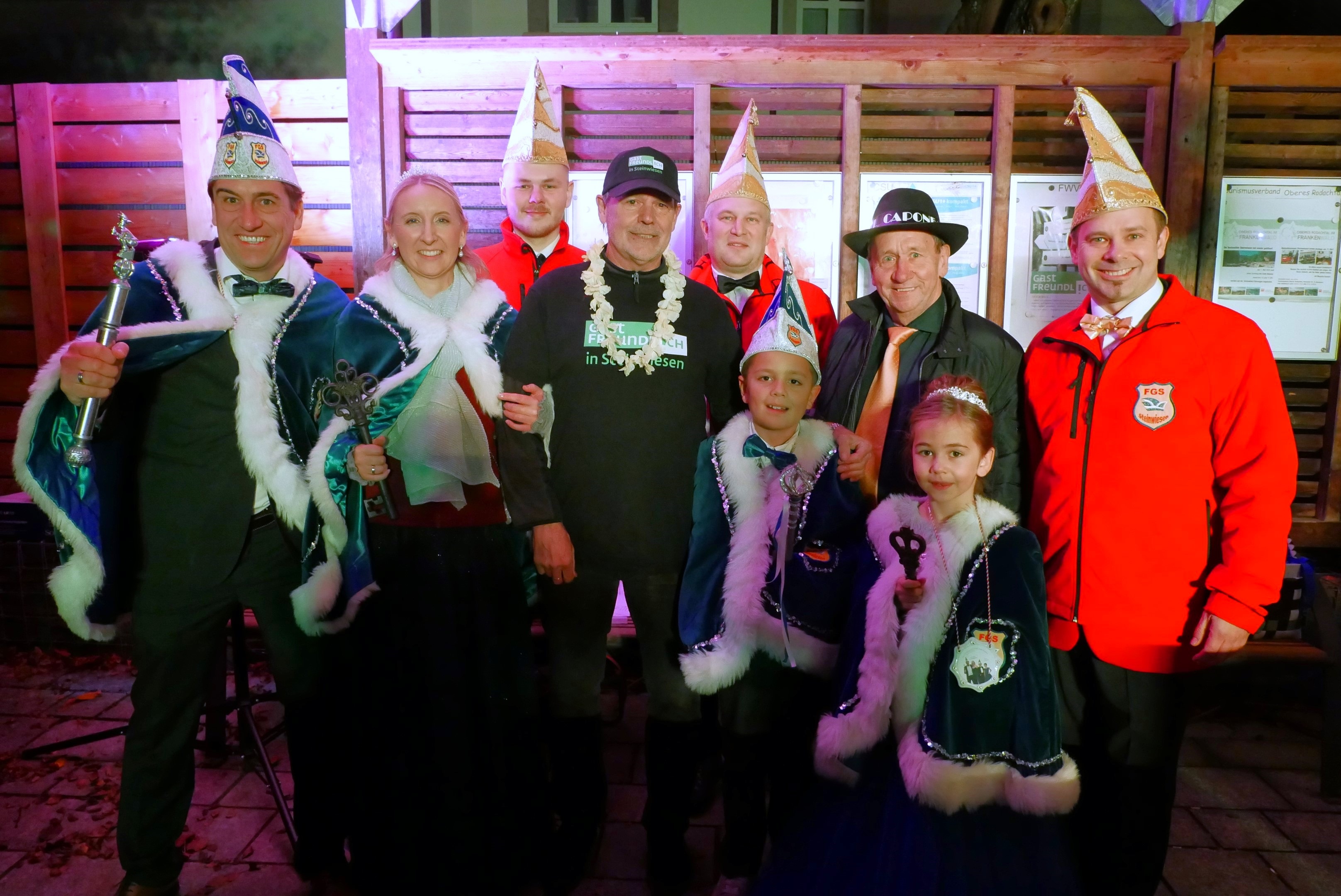 Nun haben sie die Schlüsselgewalt in Steinwiesen. Von links Prinz Michael I., Prinzessin Magdalena I., Elferrat Pascal Ströhlein, Bürgermeister Gerhard Wunder, Elferrat Markus Hopf, Norbert Gräbner, Präsident Sven Schuster, vorne Kinderprinzenpaar Toni I. und Anna III.