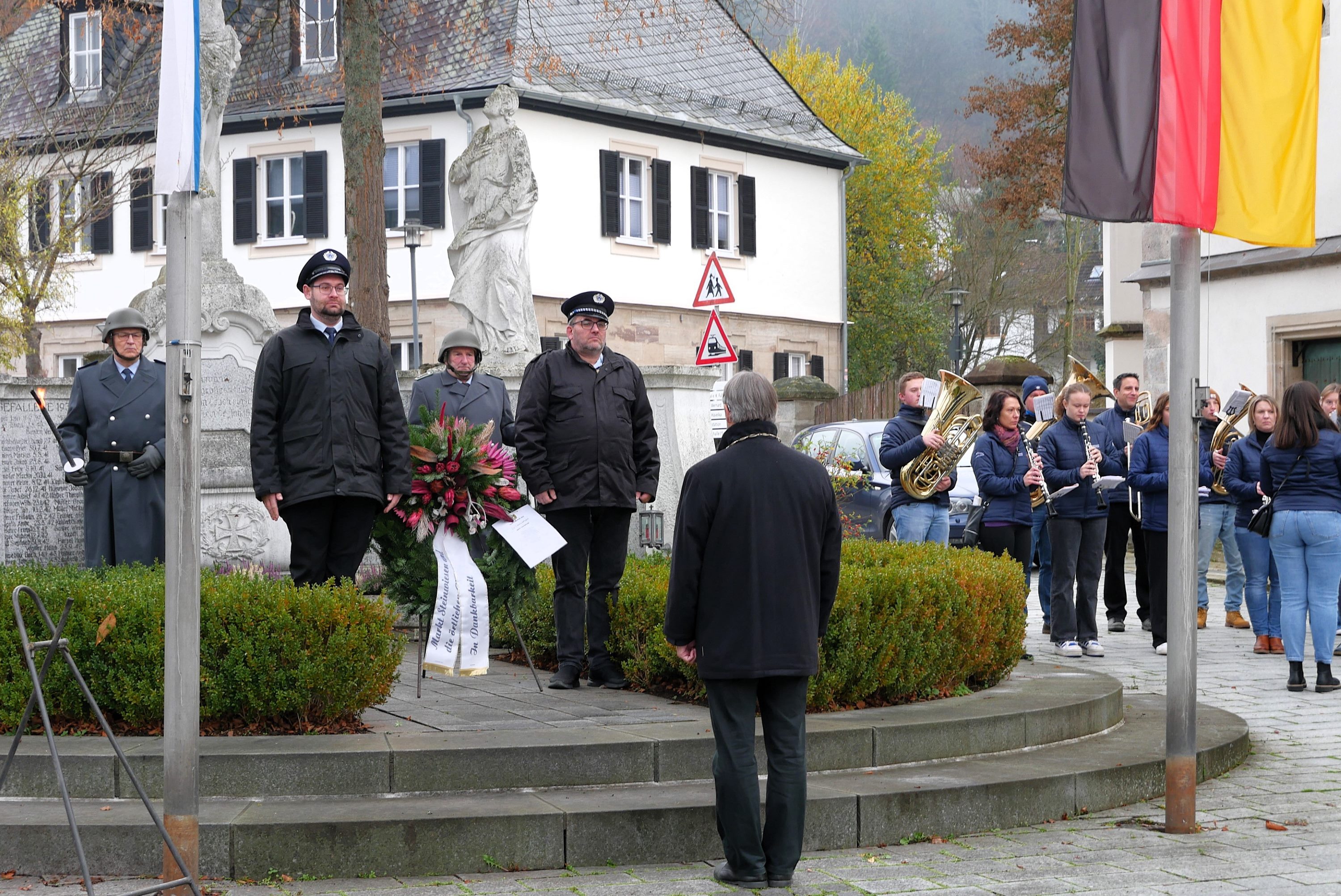 Kranzniederlegung am Ehrenmal durch Bürgermeister Gerhard Wunder (Foto: S. Deuerling)