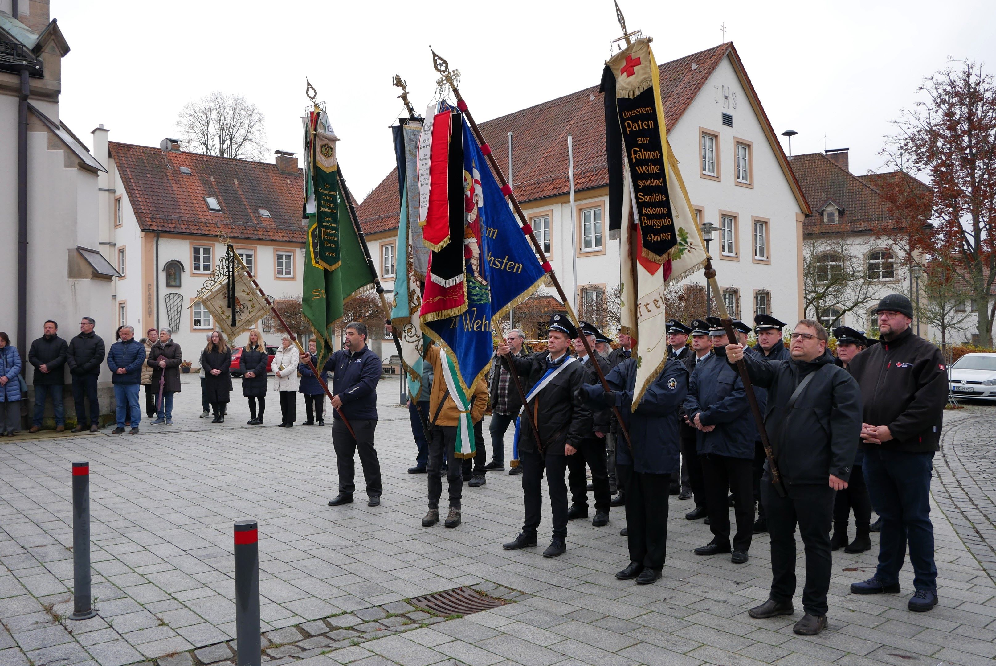 Fahnenabordnungen beim Volkstrauertag in Steinwiesen (Foto: S. Deuerling)