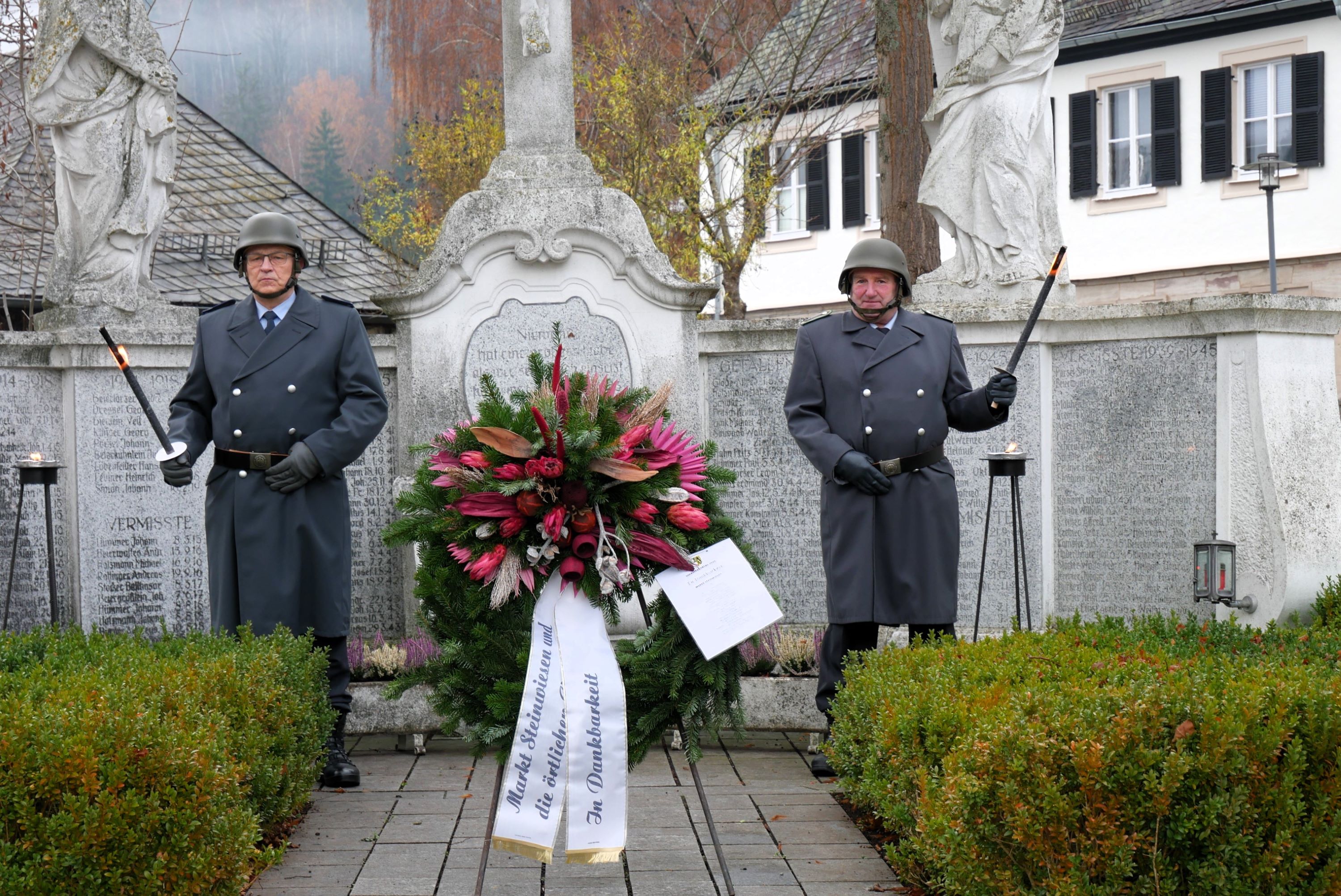Die Ehrenwache hielten Oberfeldwebel d. R. Robert Unglaub (li) und Hauptfeldwebel d. R. Roland Kuhnlein von der Soldaten- und Reservistenkameradschaft Steinwiesen. (Foto: S. Deuerling)