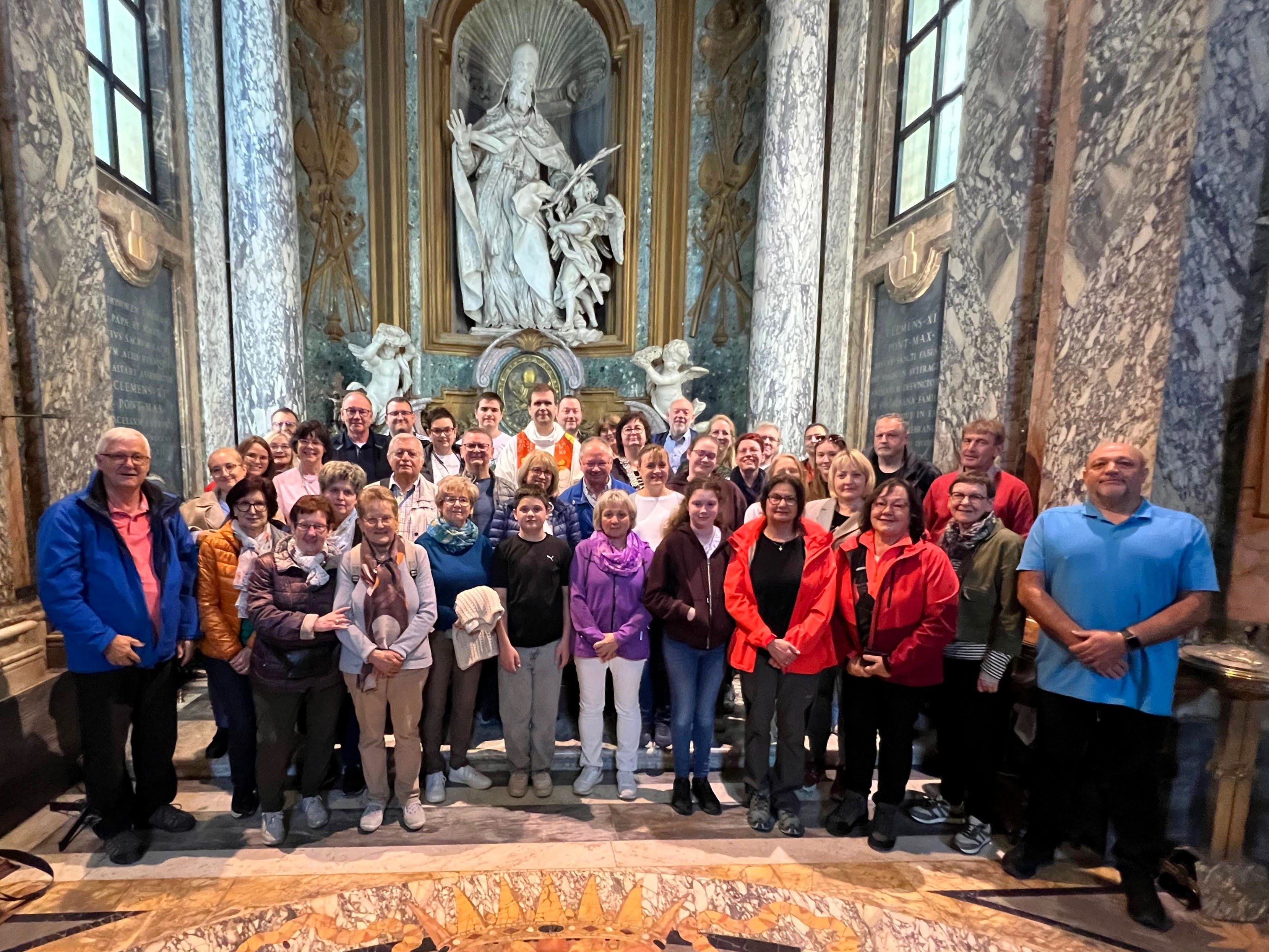In der Kirche San Sebastian hielt Pfarrer Detlef Pötzl (hinten Mitte) eine Messe (Foto: S. Deuerling)