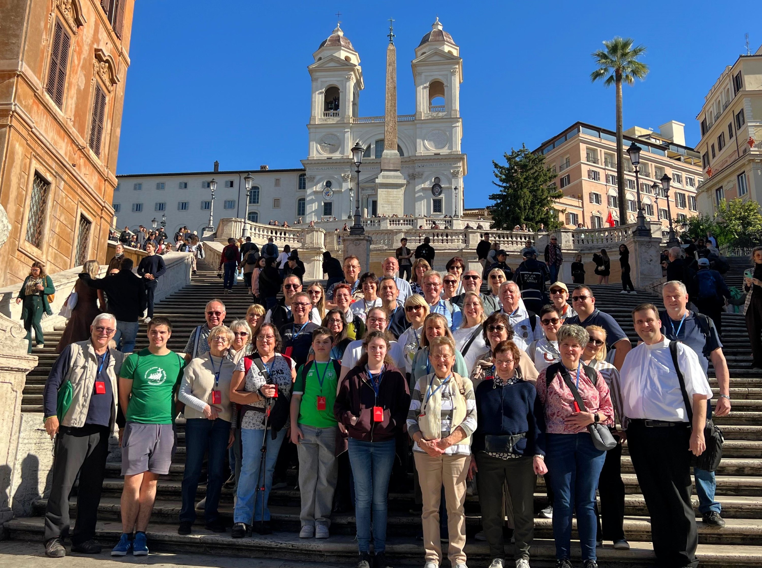Die Rompilger aus dem Seelsorgebereich Frankenwald auf der Spanischen Treppe, im Hintergrund die Kirche Santa Trinita (Foto: S. Deuerling)