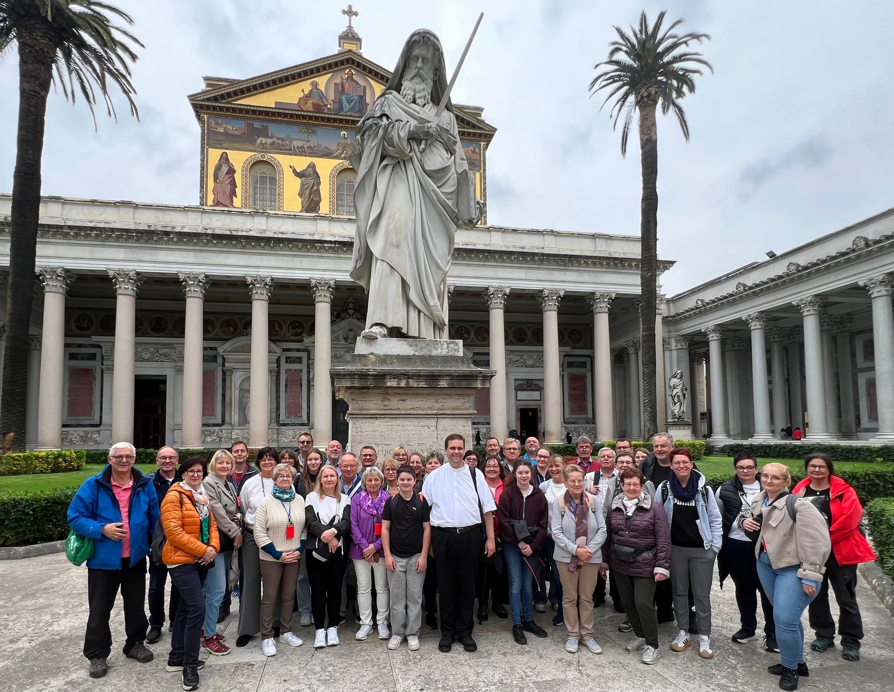 Imposant steht die Hl. Paul Statue vor der Basilika St. Paul vor den Mauern (Foto: S. Deuerling)