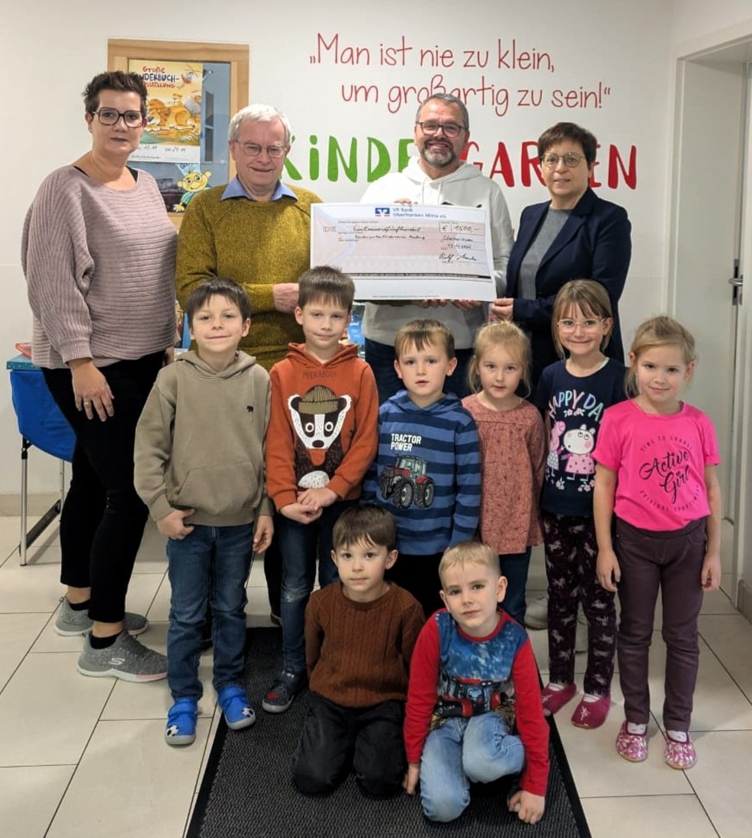 Strahlende Kinderaugen, die sich über die Spende von 1.500 Euro freuen, und Erwachsene, die dem Spender Rolf Menke (2.v.li) herzlich danken. Von links Yvonne Siegel, Stefan Deuerling und Petra Hofmann.