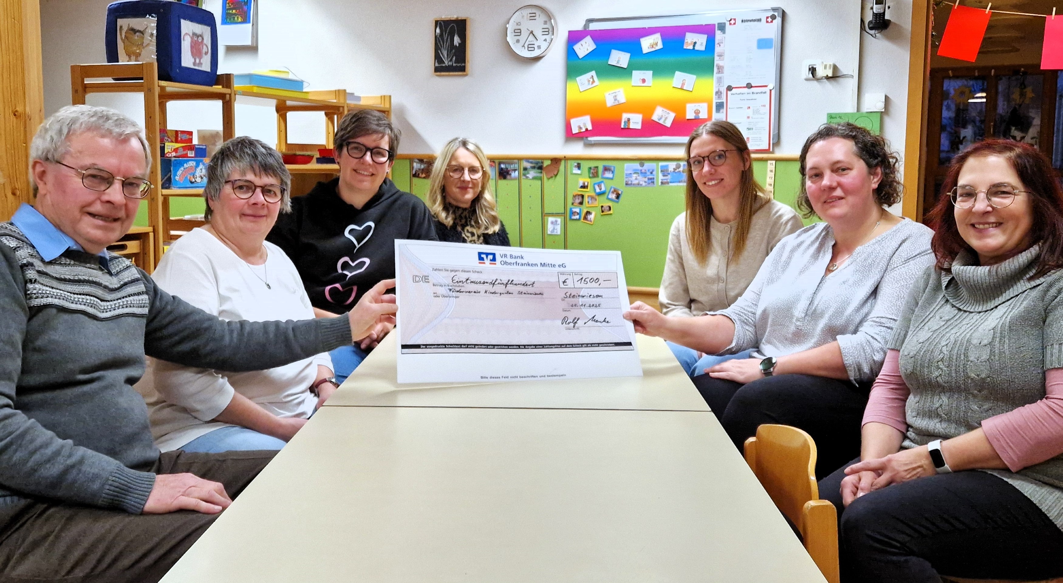 Dankbar nehmen Kathrin Gremer-Schneider (2.v.re) und ihre Mitstreiterinnen sowie Kindergartenleitung Sandra Schuberth (3.v.li) die Spende von Rolf Menke (li) entgegen.
