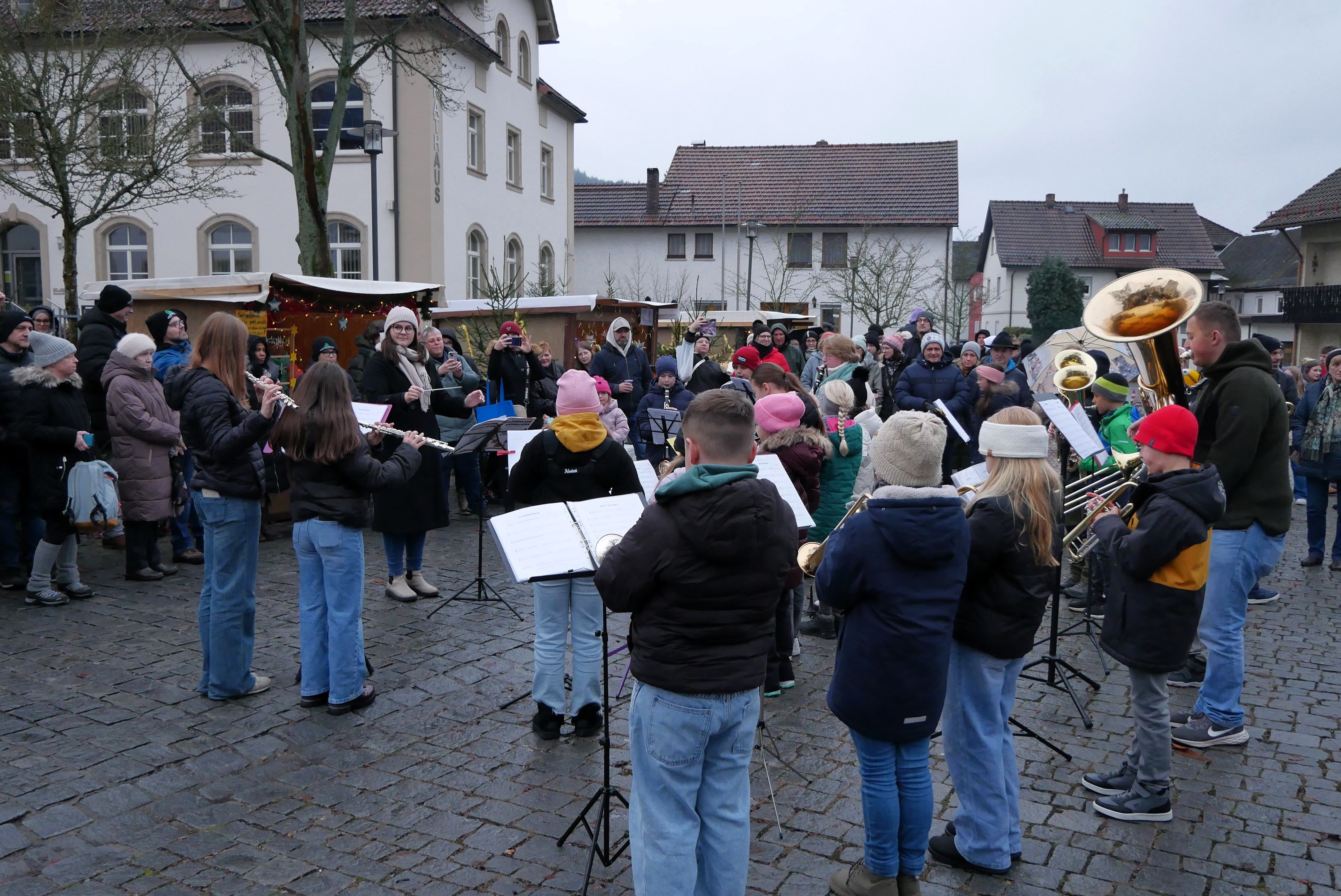 Die Jungmusiker von „Sound Fusion“ unterhielten die Nikolausmarkt-Besucher (Foto: S. Deuerling)