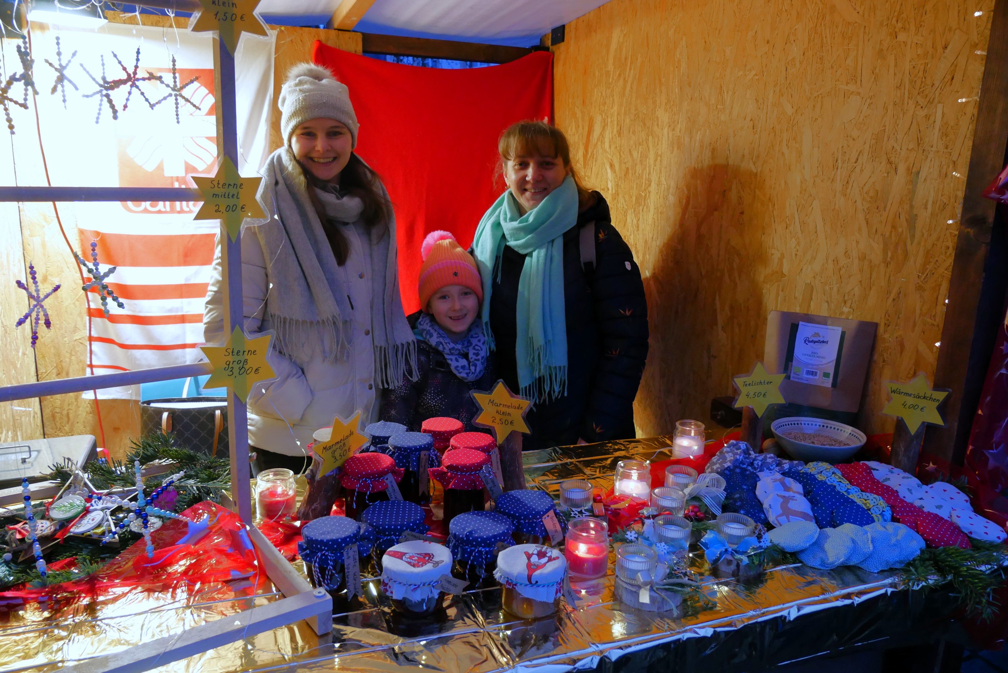 Sterne, Taschenwärmer und Süßes (Foto: S. Deuerling)