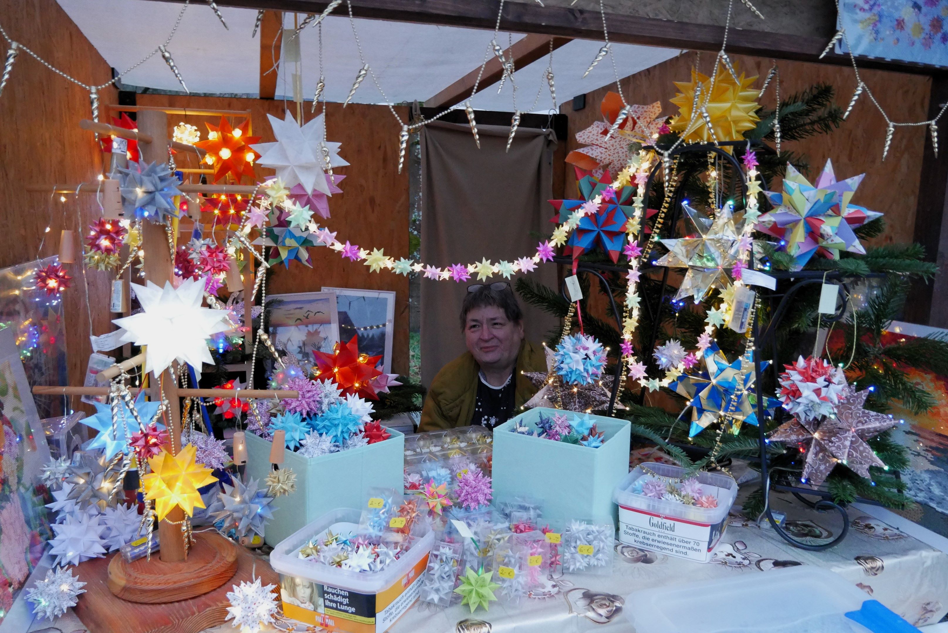 Sterne in allen Variationen gab es an diesem Stand (Foto: S. Deuerling)