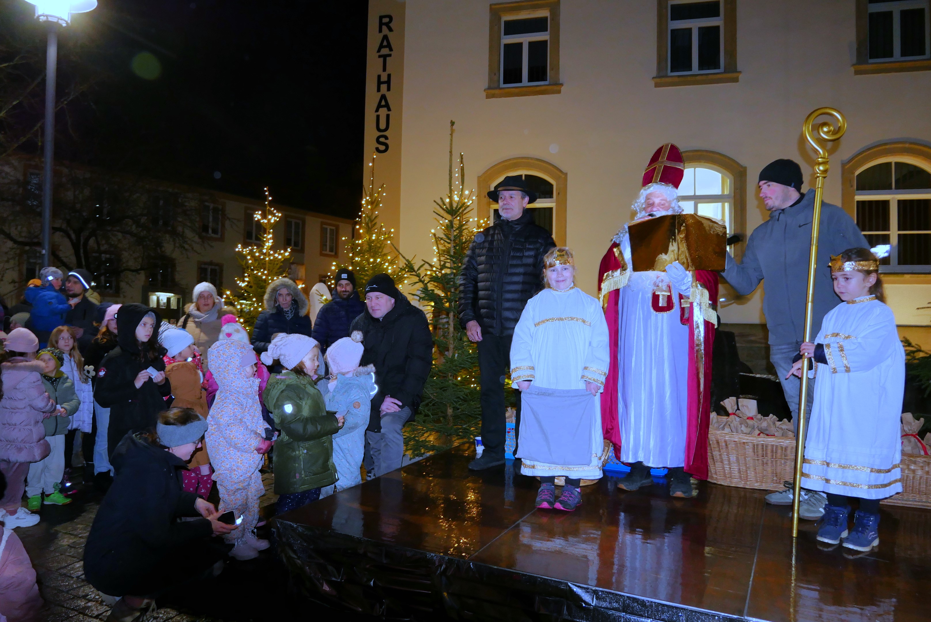 Der Heilige Nikolaus begrüßt mit seinen Engeln die Kinder und Erwachsenen (Foto: S. Deuerling)