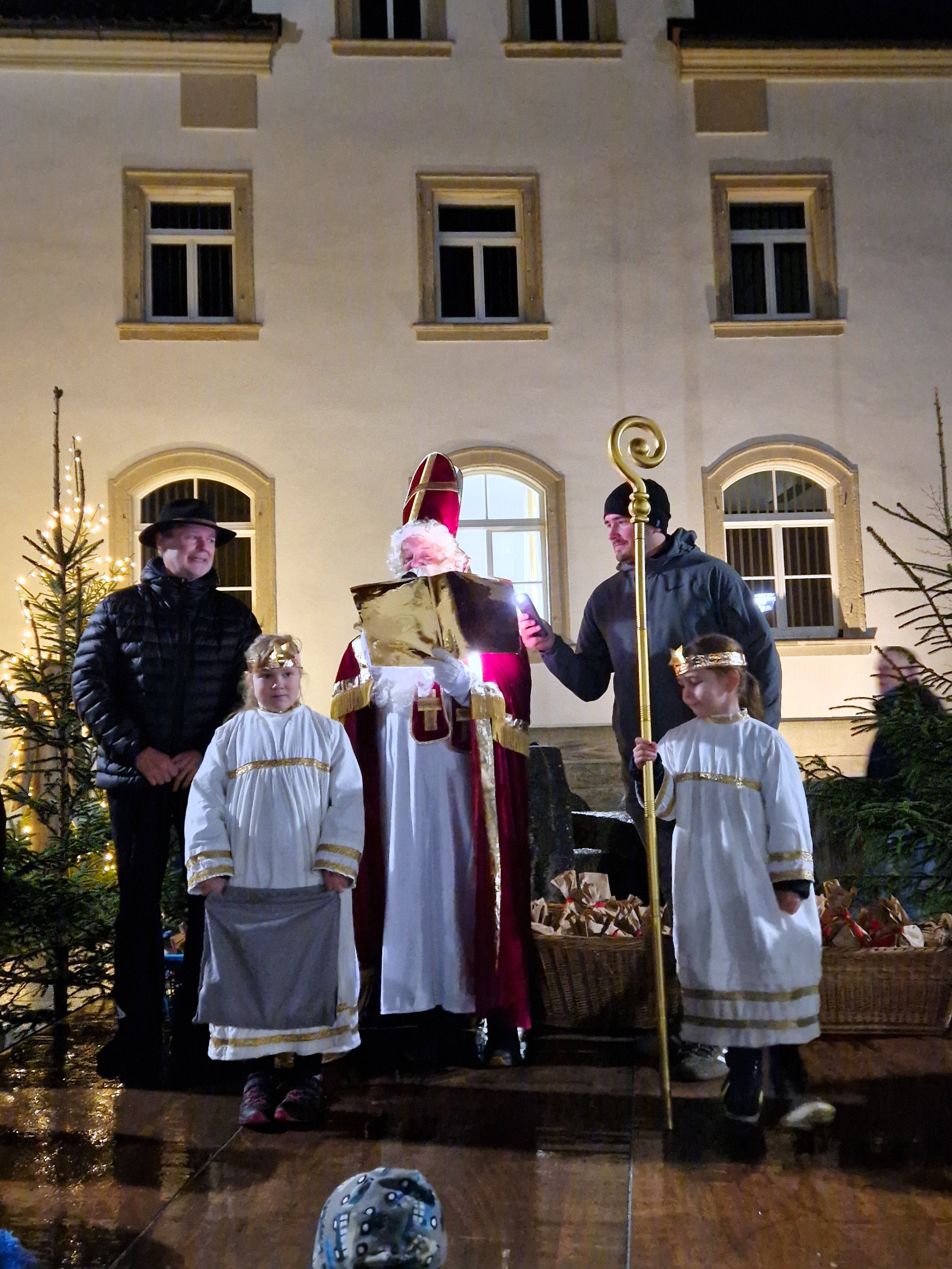 Der Heilige Nikolaus begrüßt mit seinen Engeln die Kinder und Erwachsenen (Foto: S. Deuerling) (1)