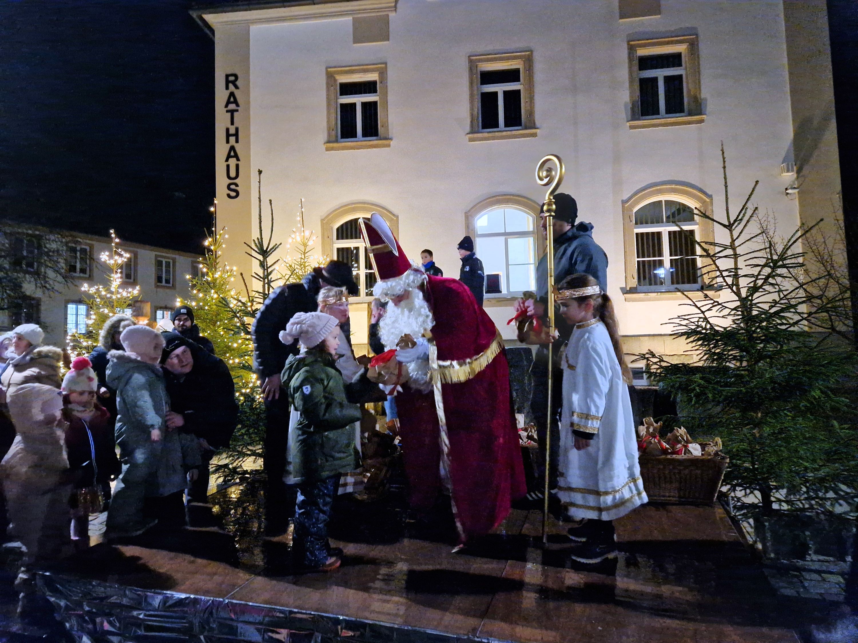 70 Nikolaustüten hat der Heilige Nikolaus an die Kinder verteilt (Foto: S. Deuerling)