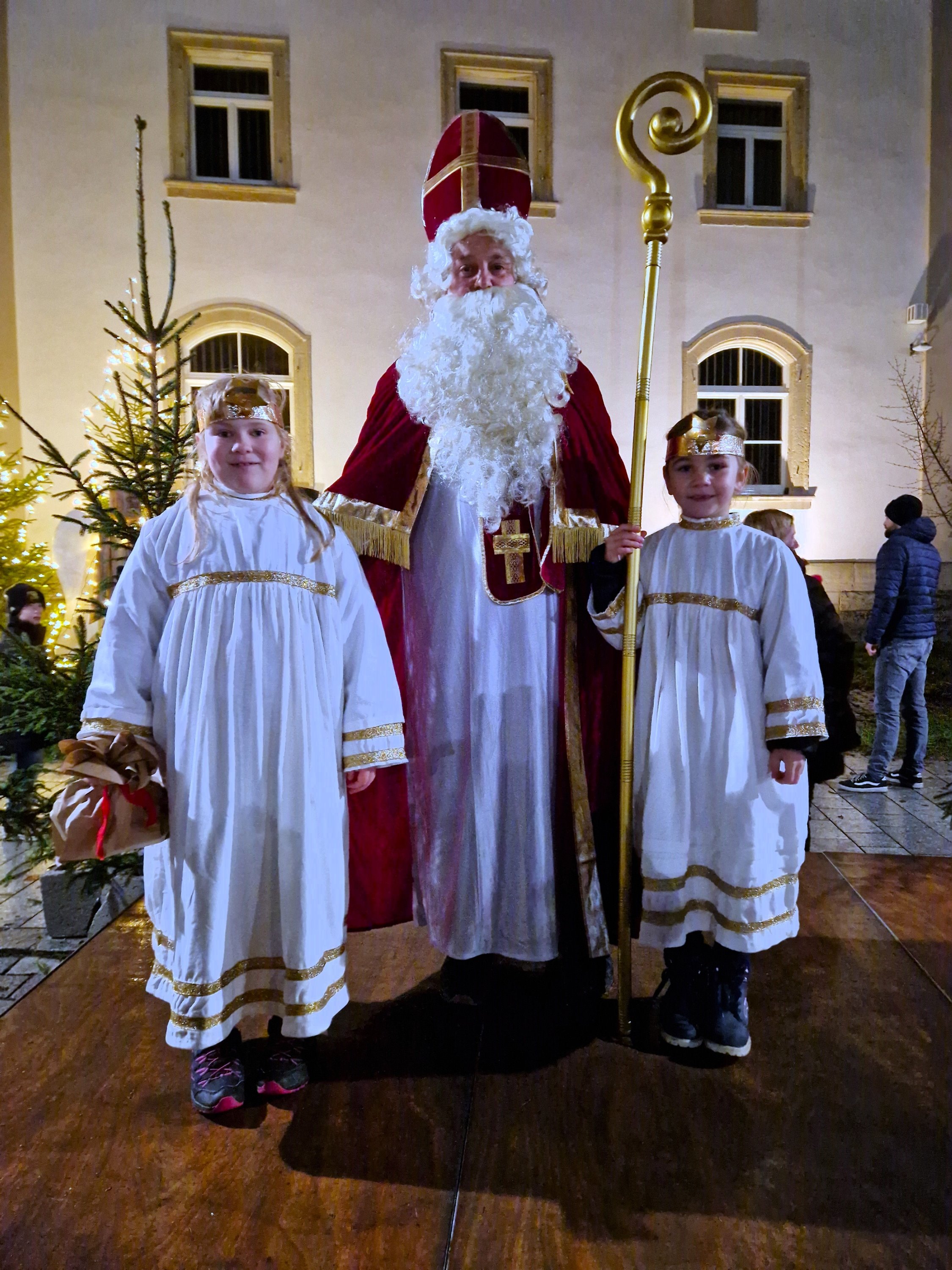 Der heilige Nikolaus mit seinen Engeln Anna (re) und Elli. (Foto: S. Deuerling)