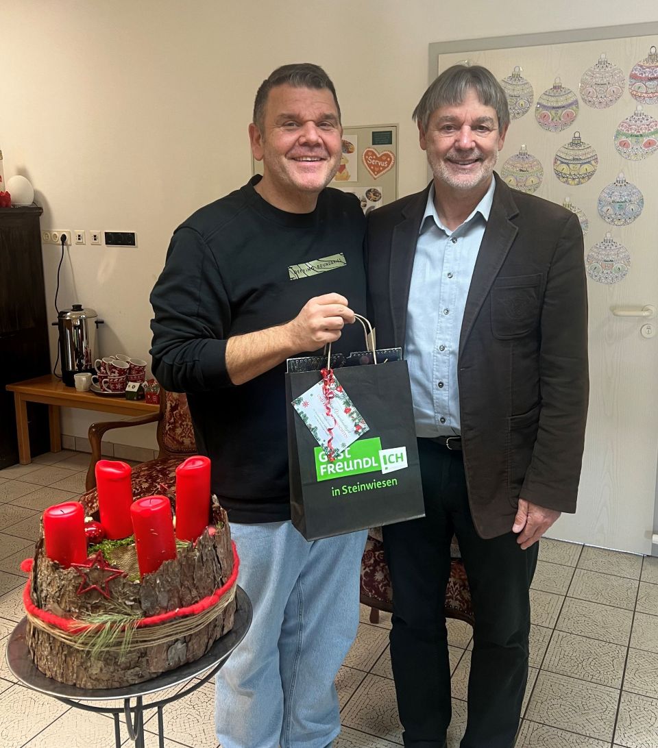 Christian Hempfling (li) begrüßt den Bürgermeister