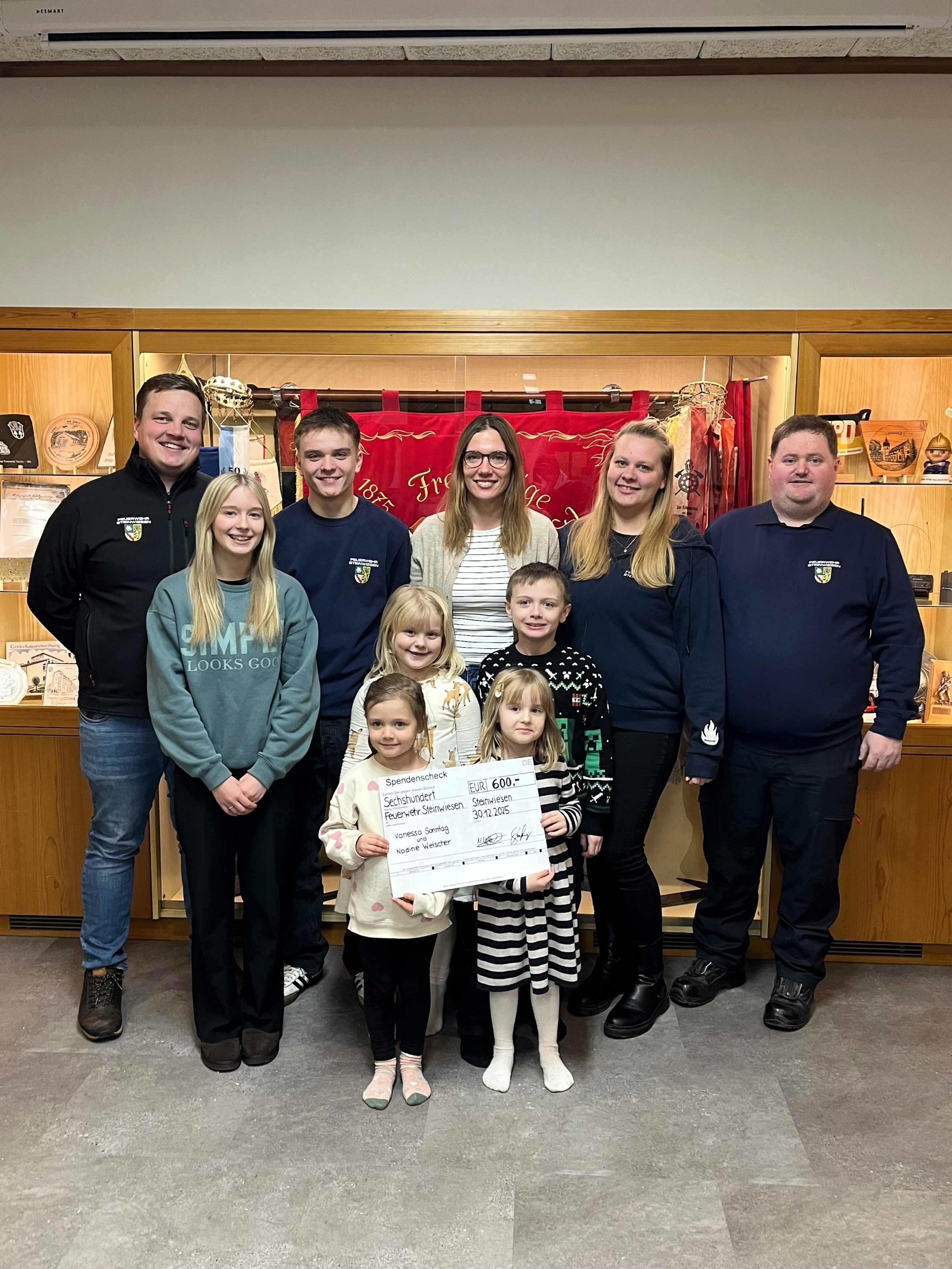 Spendenübergabe an die Jugend-/Kinderfeuerwehr Steinwiesen durch Vanessa Sonntag (hinten Mitte) und Nadine Welscher (2.v.re). (Foto: FFW Steinwiesen))