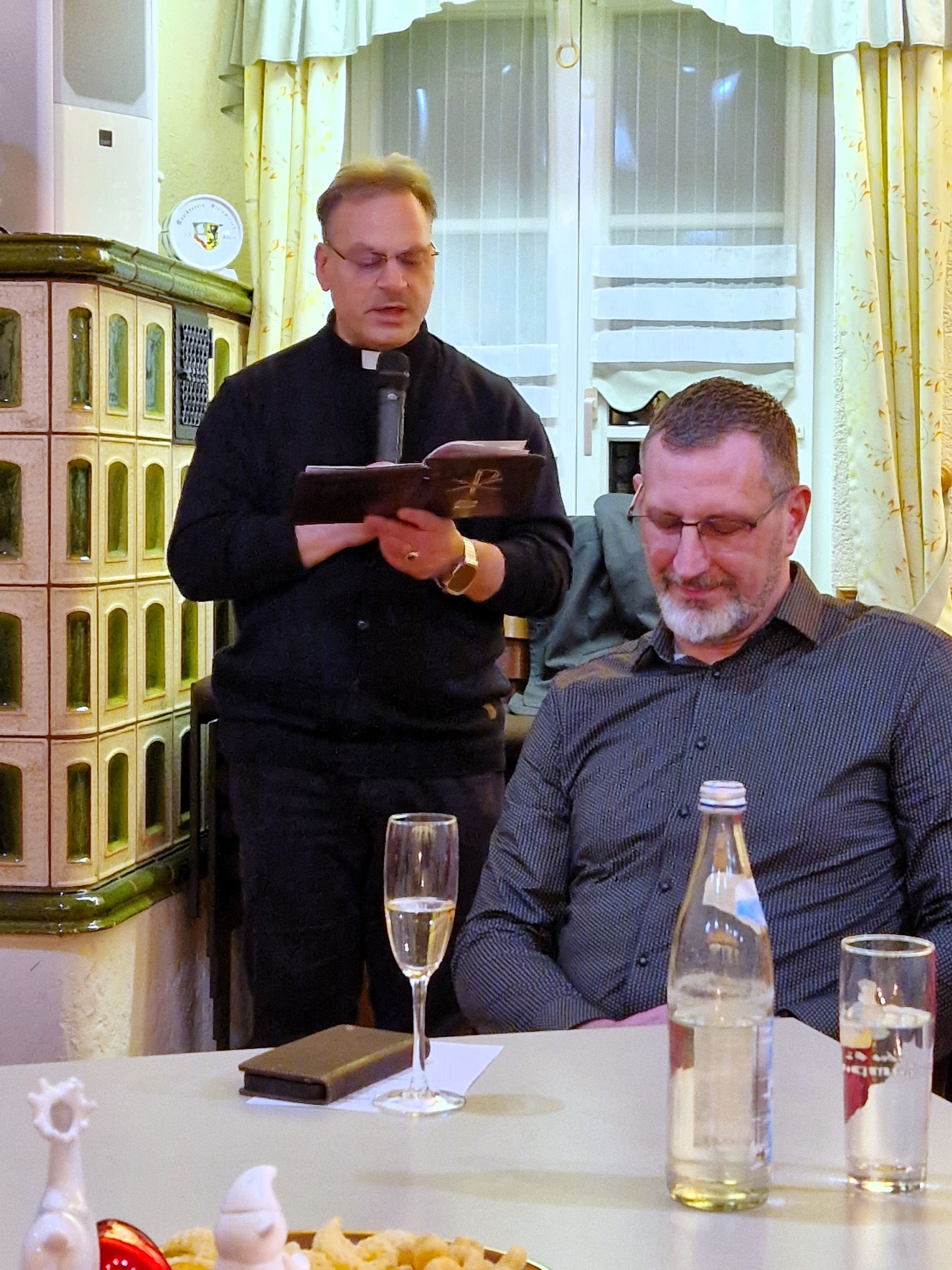 Pfarrer Richard Reis begrüßte die Ehrenamtlichen beim Neujahrsempfang im Pfarrsaal in Steinwiesen, Kirchenpfleger Steffen Beyer (re) sprach ebenfalls viele Dankesworte. (Fotos: Susanne Deuerling)