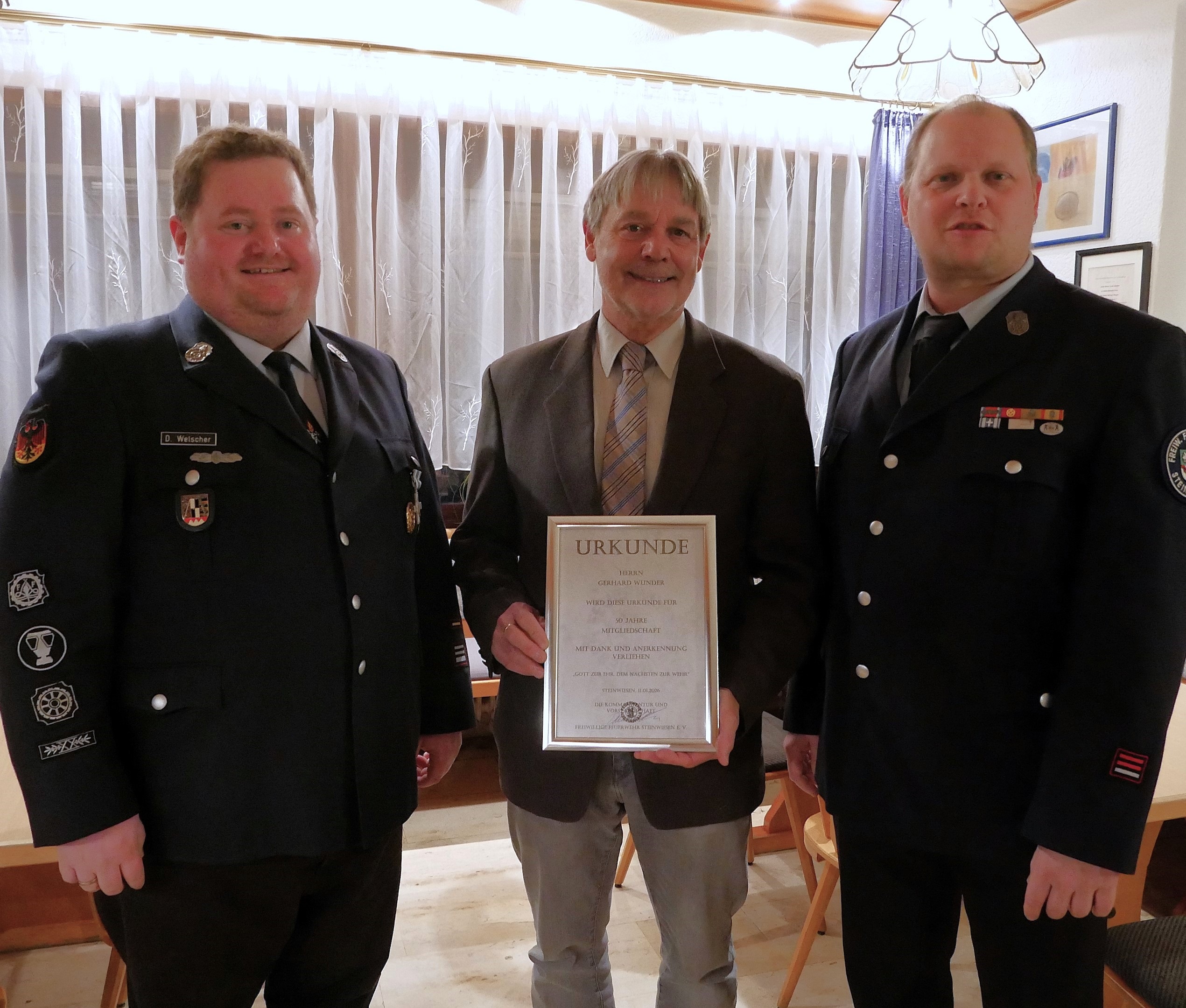 Gerhard Wunder (Mitte) wurde von Kommandant Dominic Welscher (li) und Vorsitzenden Andreas Klinger für 50 Jahre Mitgliedschaft im Feuerwehrverein ausgezeichnet (Foto: S. Deuerling)