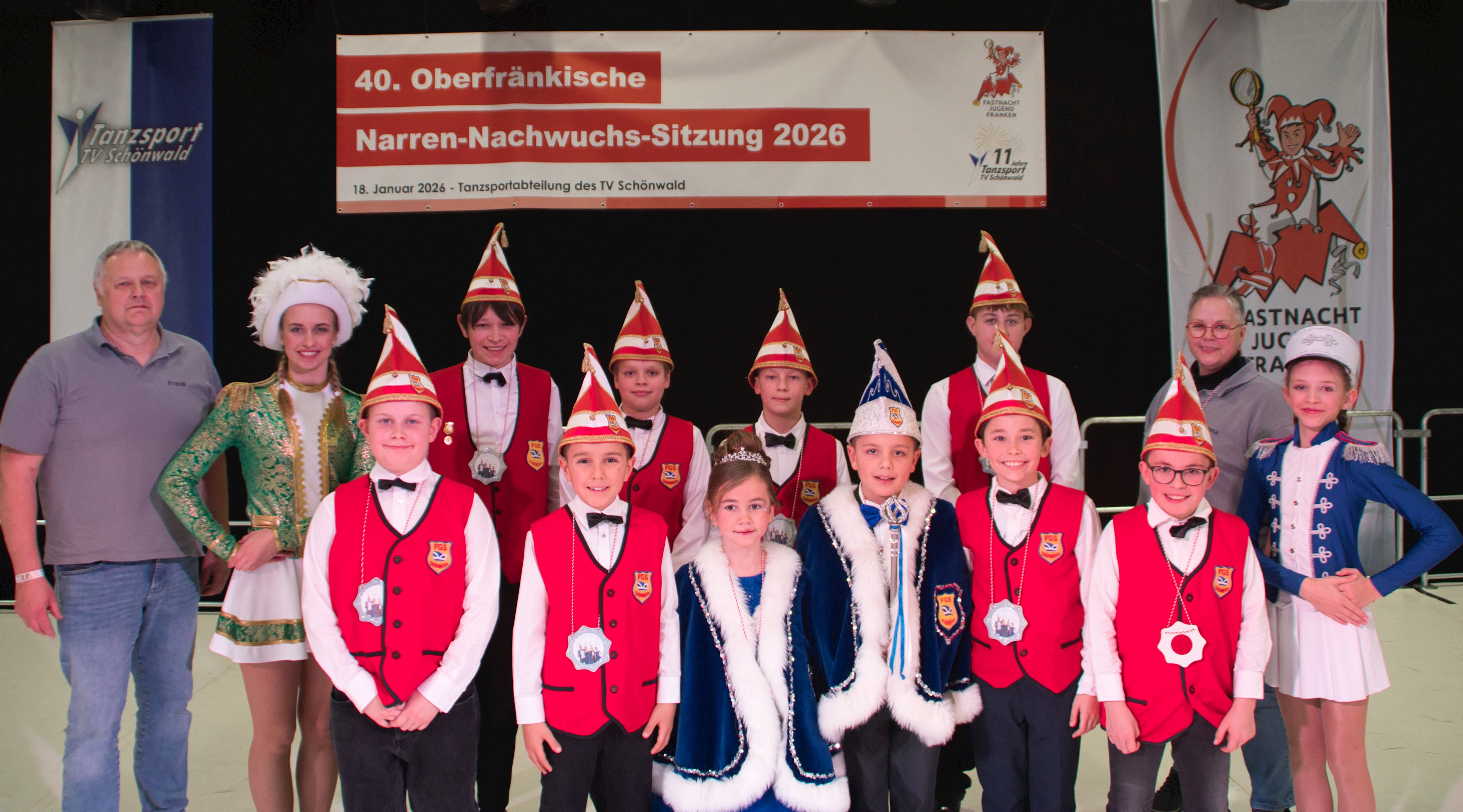 Das Kinderprinzenpaar, der Jugendelferrat sowie die Tanzmariechen aus Steinwiesen bei der Oberfränkischen Narren-Nachwuchs-Sitzung 2026. (Foto: privat)